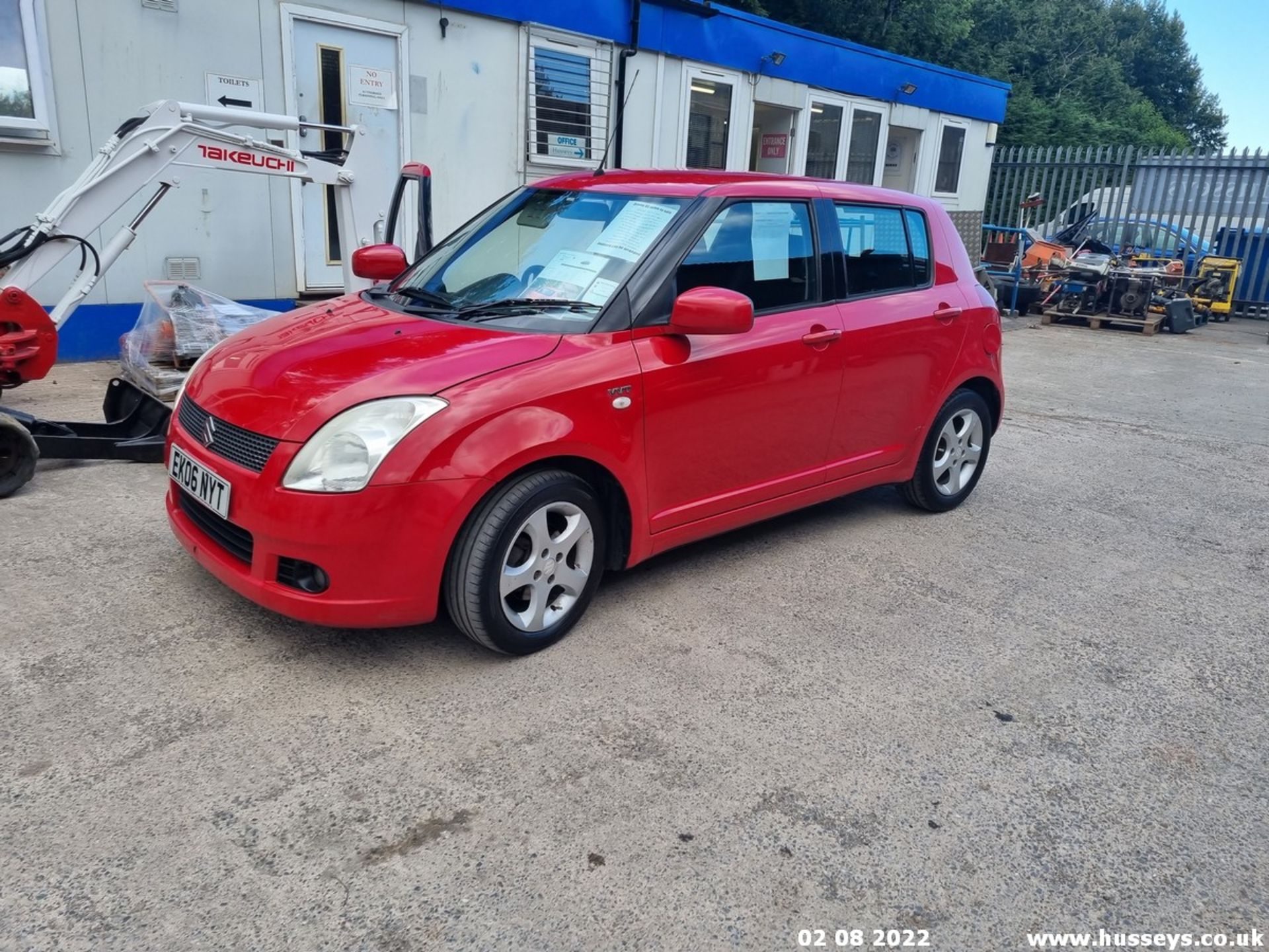 06/06 SUZUKI SWIFT VVTS GLX - 1490cc 5dr Hatchback (Red, 110k) - Image 2 of 28