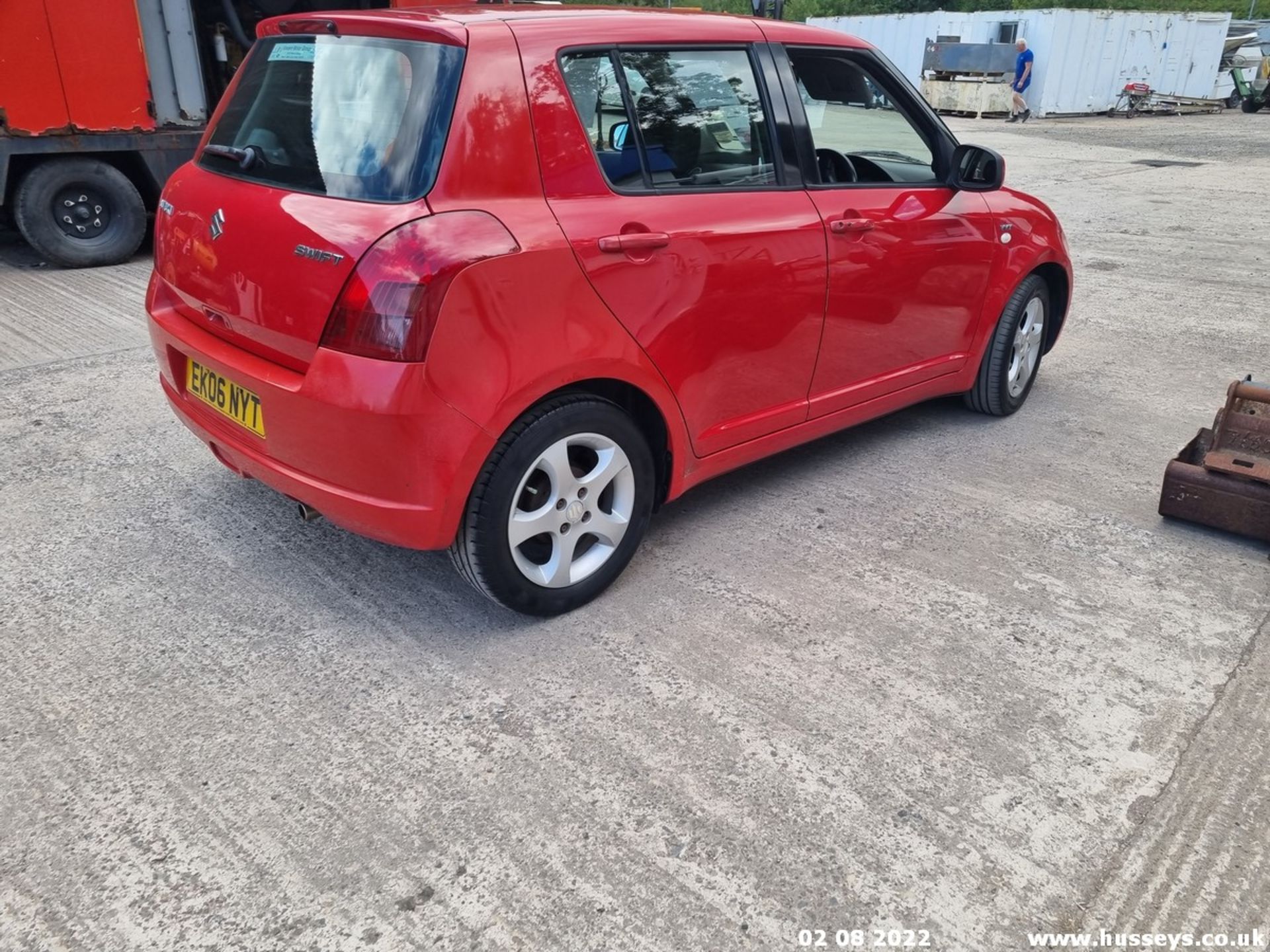 06/06 SUZUKI SWIFT VVTS GLX - 1490cc 5dr Hatchback (Red, 110k) - Image 13 of 28