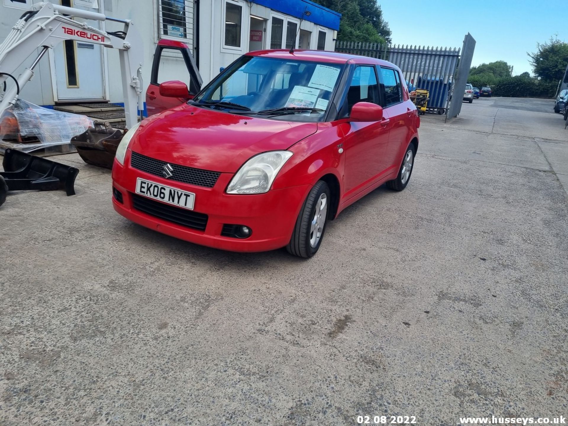 06/06 SUZUKI SWIFT VVTS GLX - 1490cc 5dr Hatchback (Red, 110k) - Image 4 of 28