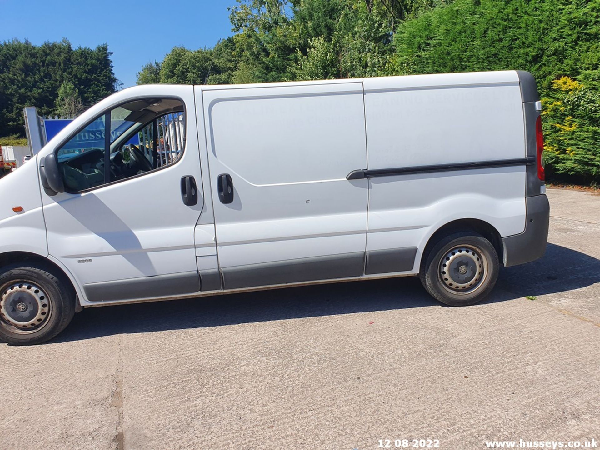 14/14 VAUXHALL VIVARO 2900 CDTI LWB - 1995cc 5dr Van (White, 142k) - Image 12 of 46