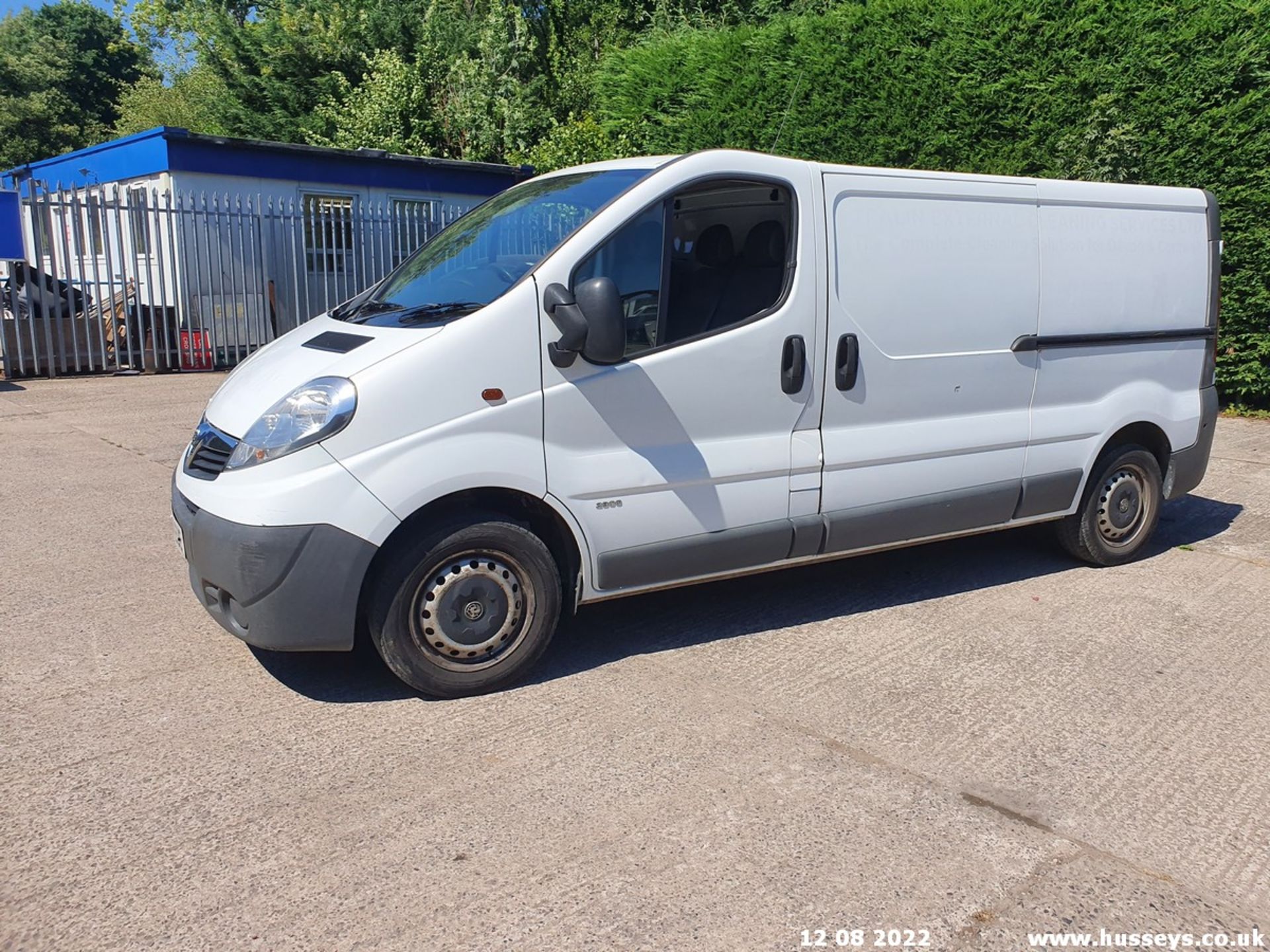 14/14 VAUXHALL VIVARO 2900 CDTI LWB - 1995cc 5dr Van (White, 142k) - Image 9 of 46