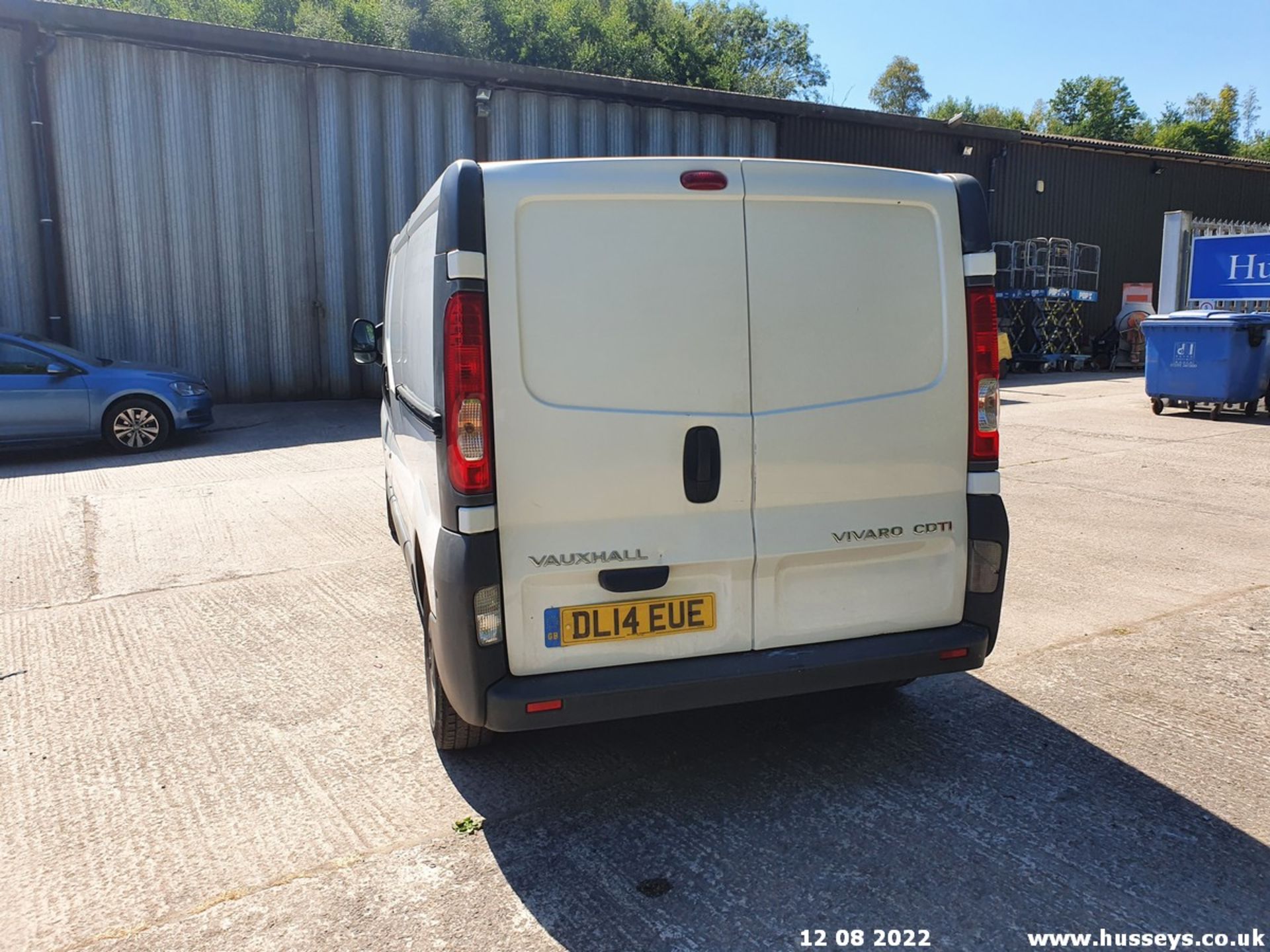 14/14 VAUXHALL VIVARO 2900 CDTI LWB - 1995cc 5dr Van (White, 142k) - Image 19 of 46