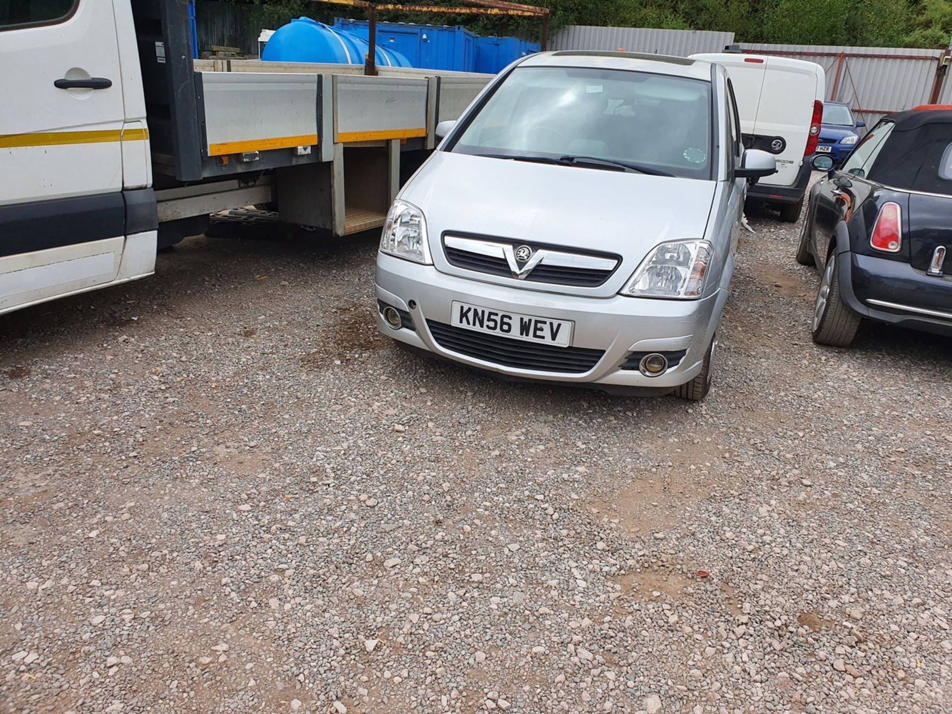 06/56 VAUXHALL MERIVA DESIGN 16V - 1796cc 5dr MPV (Silver) - Image 6 of 32