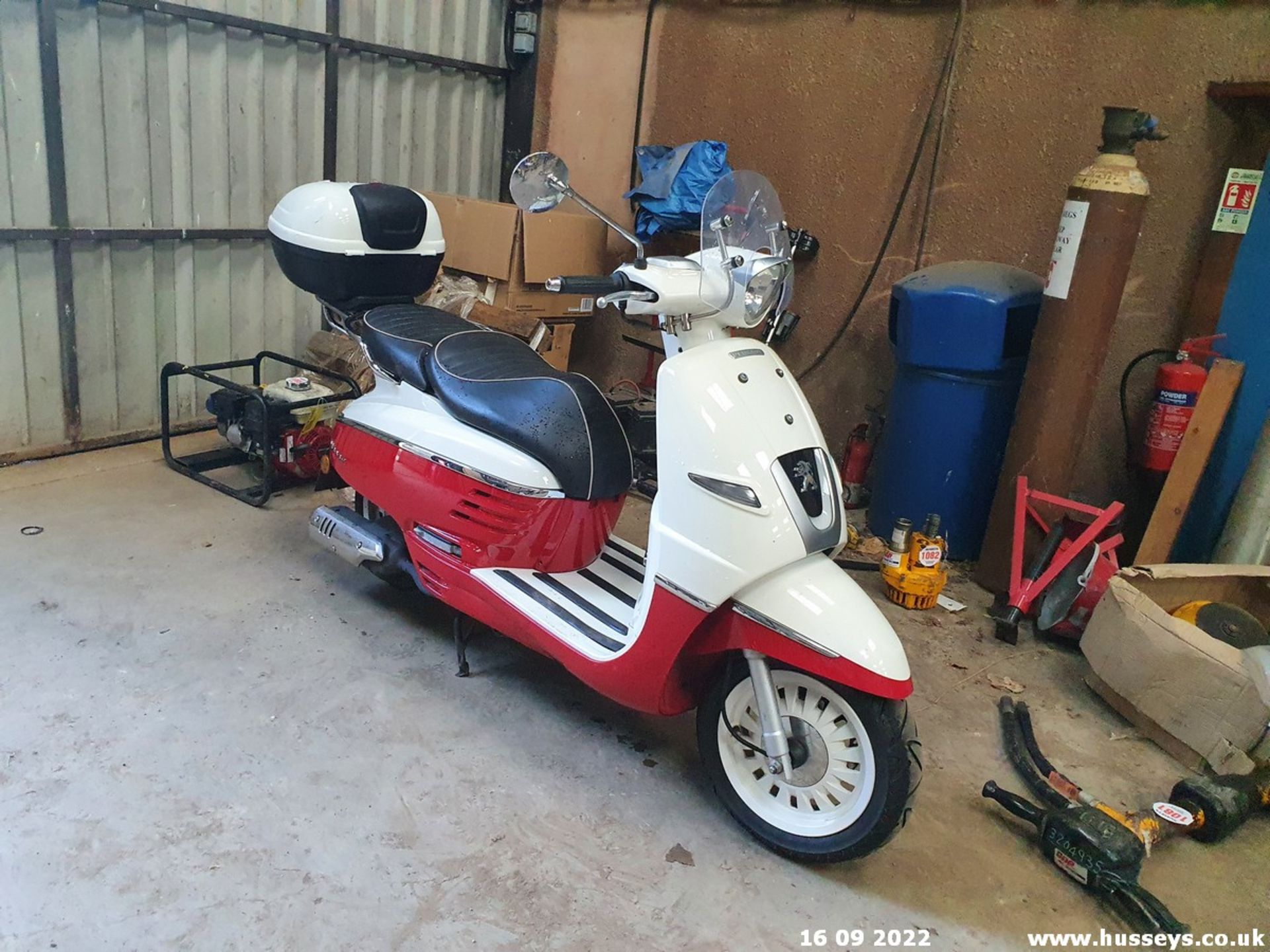 15/15 PEUGEOT DJANGO 125 EVASION - 125cc Motorcycle (Red/white, 13k) - Image 2 of 14