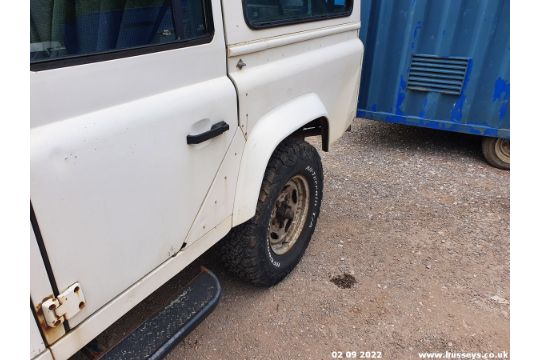 1991 LAND ROVER 110 DEFENDER TURBO DSL - 2495cc 5dr Estate (White) - Image 18 of 28