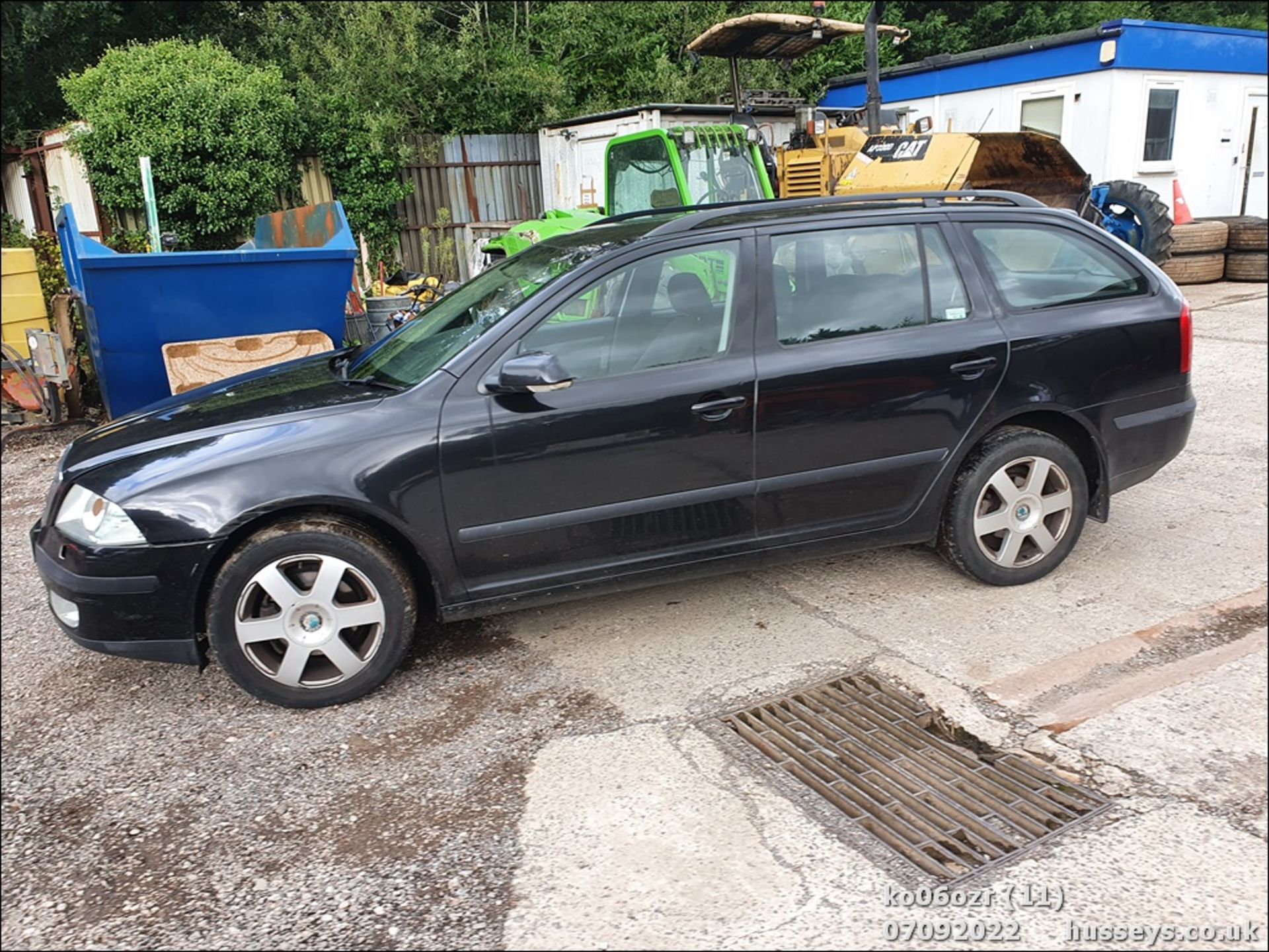 06/06 SKODA OCTAVIA EL-NCE TDI PD DSG - 1896cc 5dr Estate (Black) - Image 11 of 30