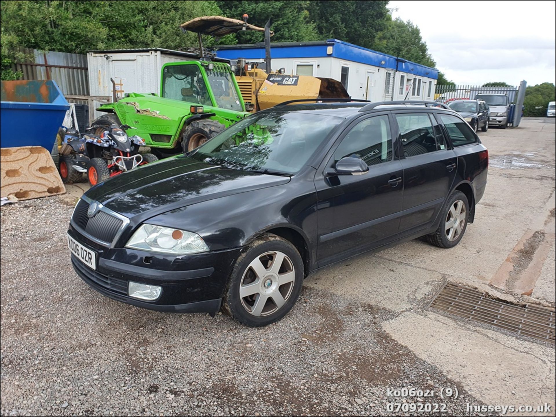 06/06 SKODA OCTAVIA EL-NCE TDI PD DSG - 1896cc 5dr Estate (Black) - Image 9 of 30