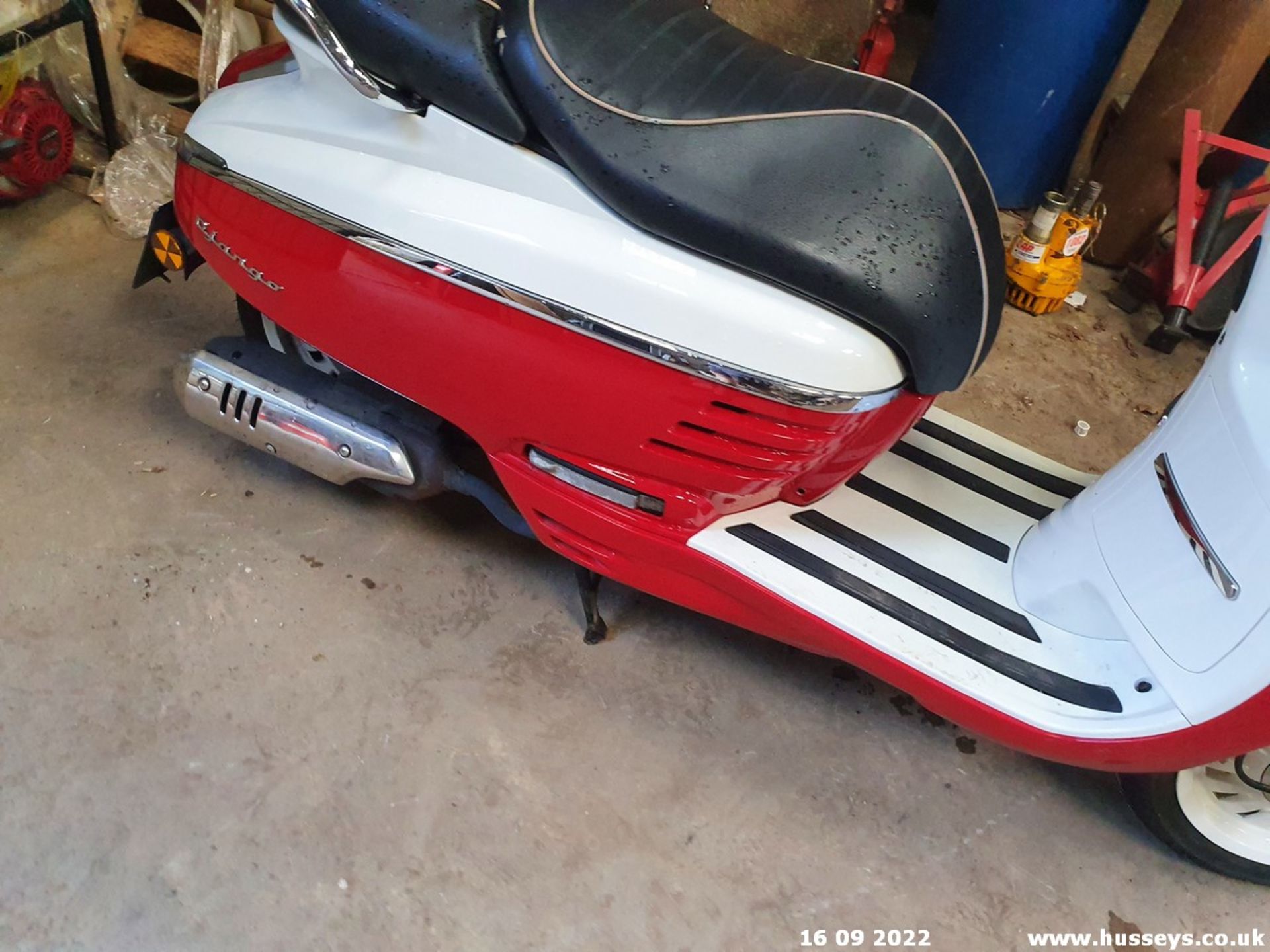 15/15 PEUGEOT DJANGO 125 EVASION - 125cc Motorcycle (Red/white, 13k) - Image 5 of 14