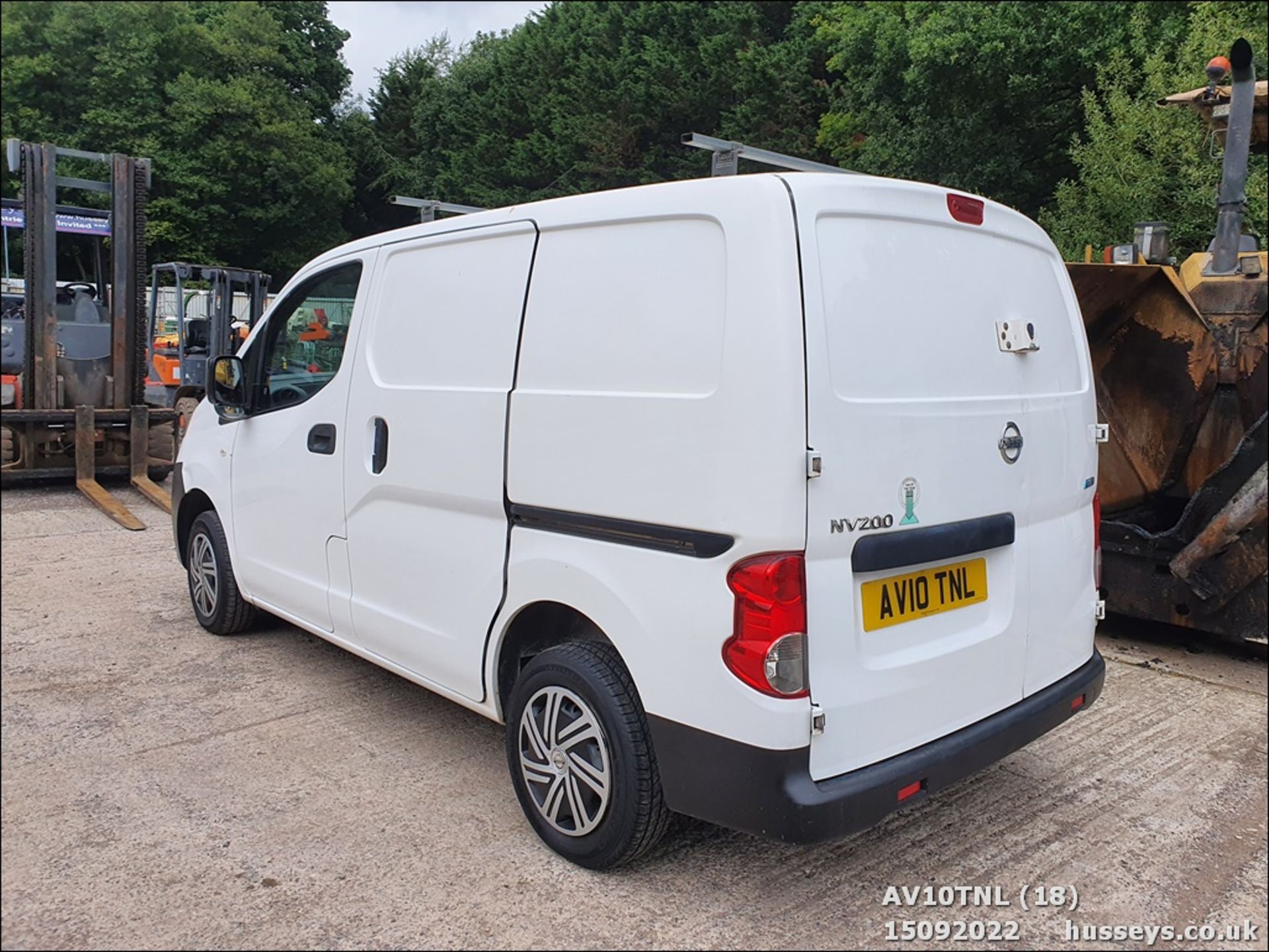 10/10 NISSAN NV200 SE DCI - 1461cc 6dr Van (White) - Image 18 of 35