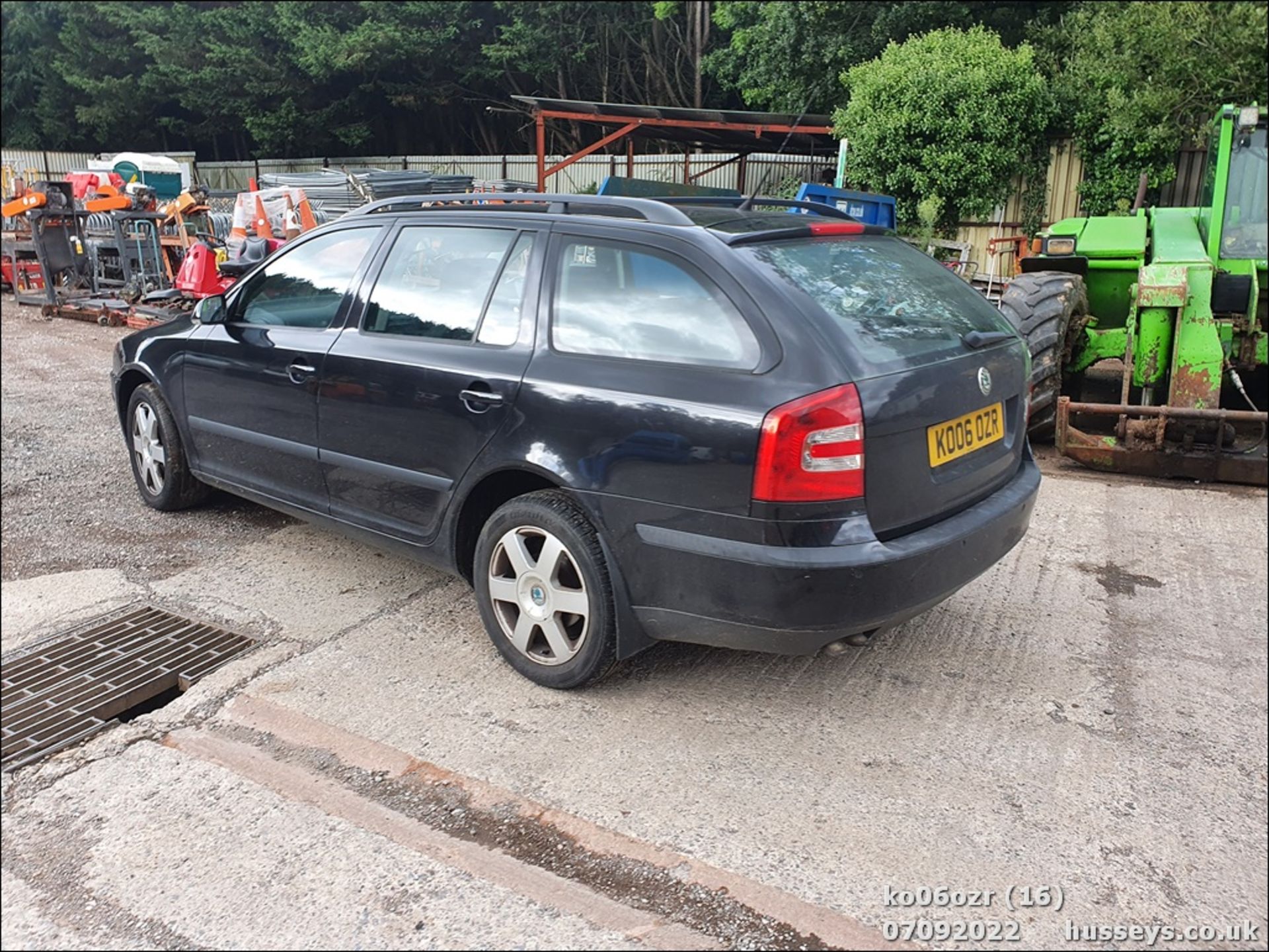 06/06 SKODA OCTAVIA EL-NCE TDI PD DSG - 1896cc 5dr Estate (Black) - Image 16 of 30