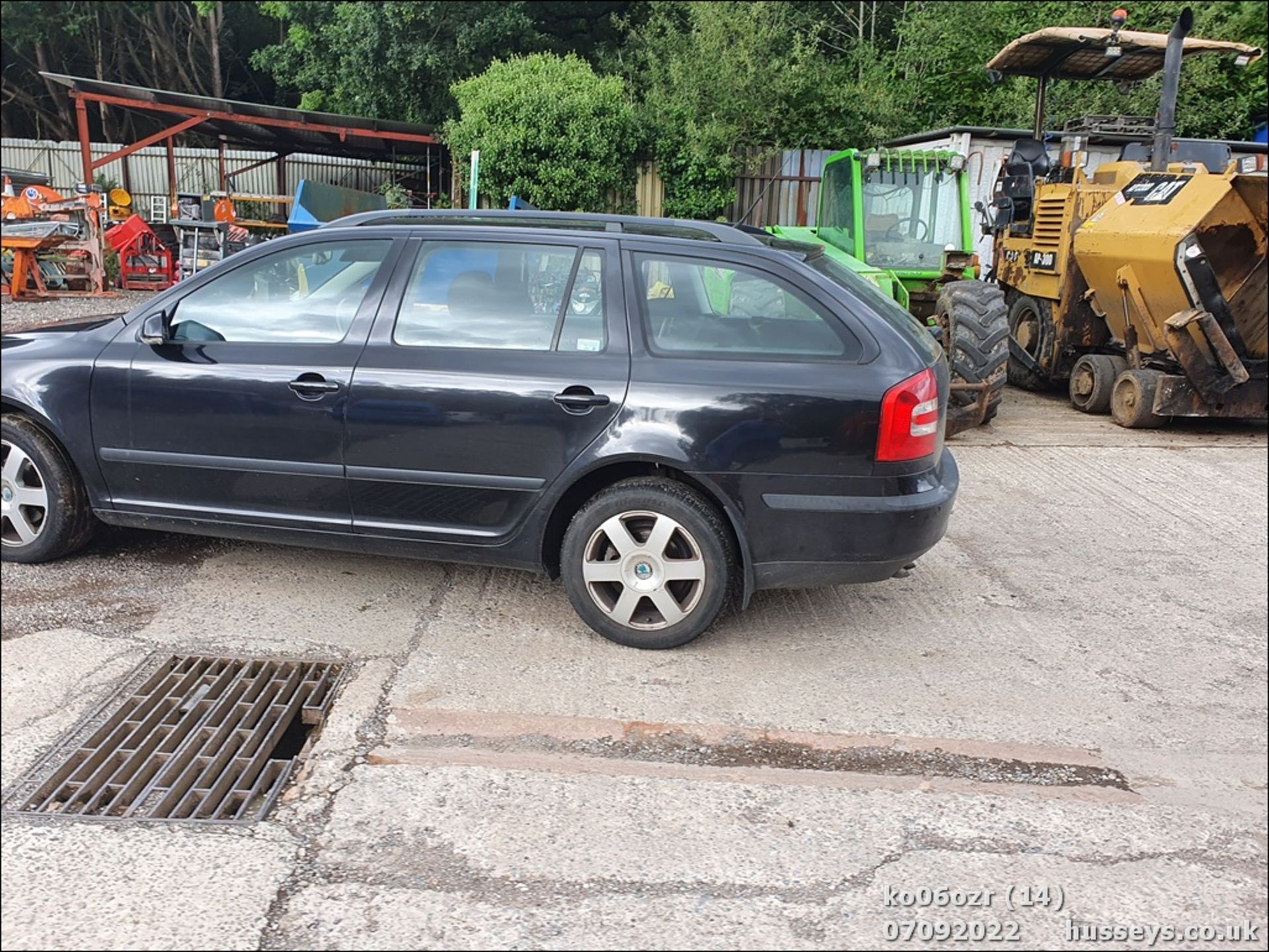 06/06 SKODA OCTAVIA EL-NCE TDI PD DSG - 1896cc 5dr Estate (Black) - Image 14 of 30