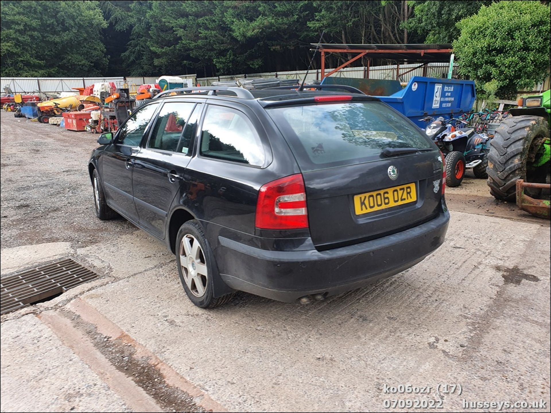 06/06 SKODA OCTAVIA EL-NCE TDI PD DSG - 1896cc 5dr Estate (Black) - Image 17 of 30