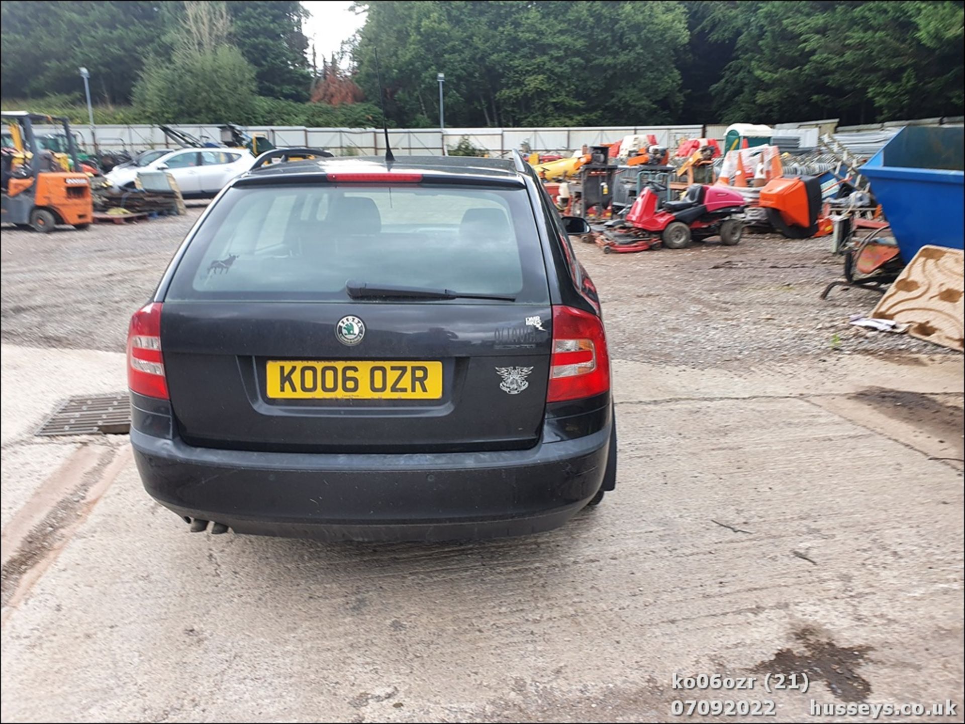 06/06 SKODA OCTAVIA EL-NCE TDI PD DSG - 1896cc 5dr Estate (Black) - Image 21 of 30