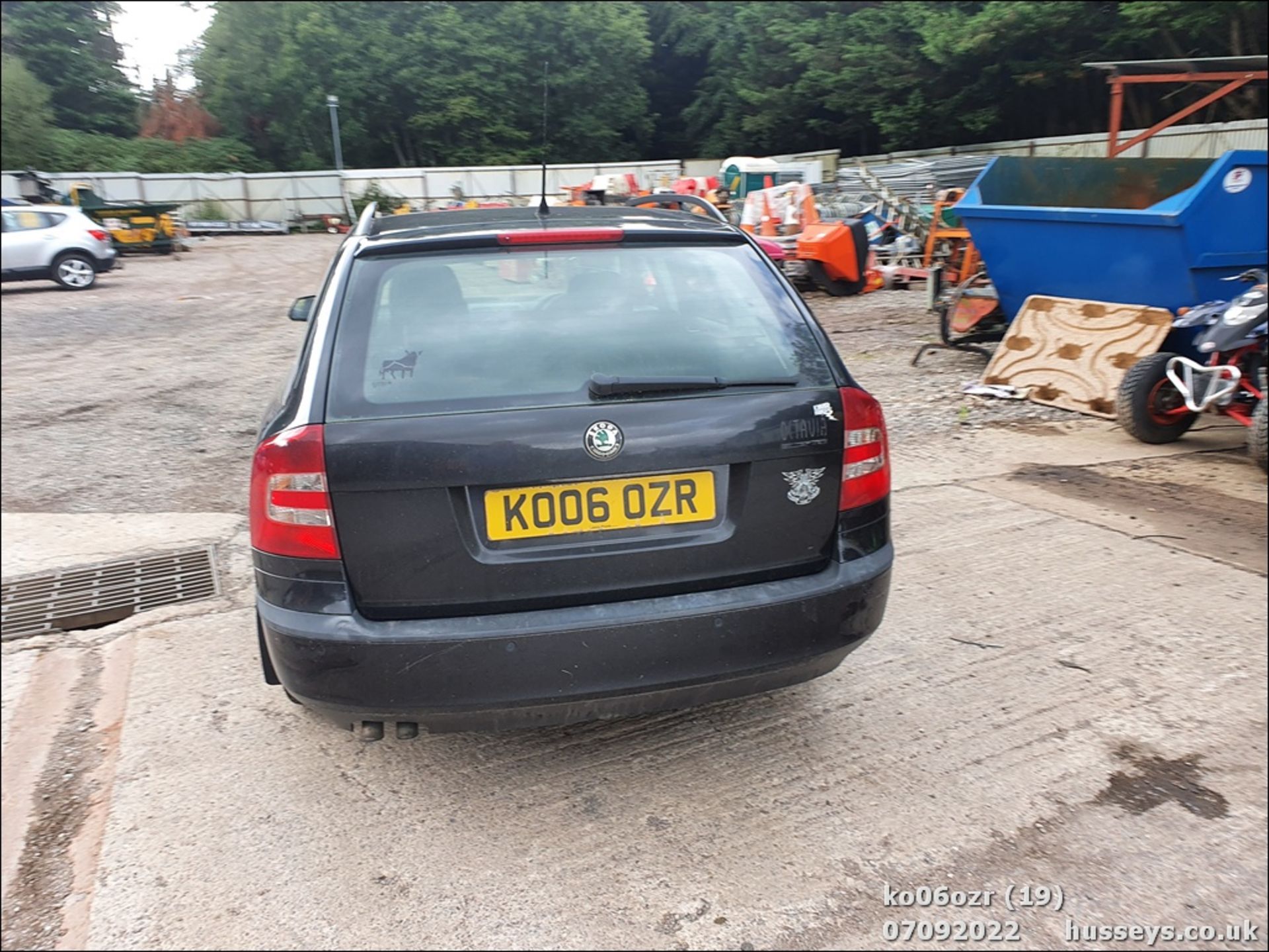 06/06 SKODA OCTAVIA EL-NCE TDI PD DSG - 1896cc 5dr Estate (Black) - Image 19 of 30