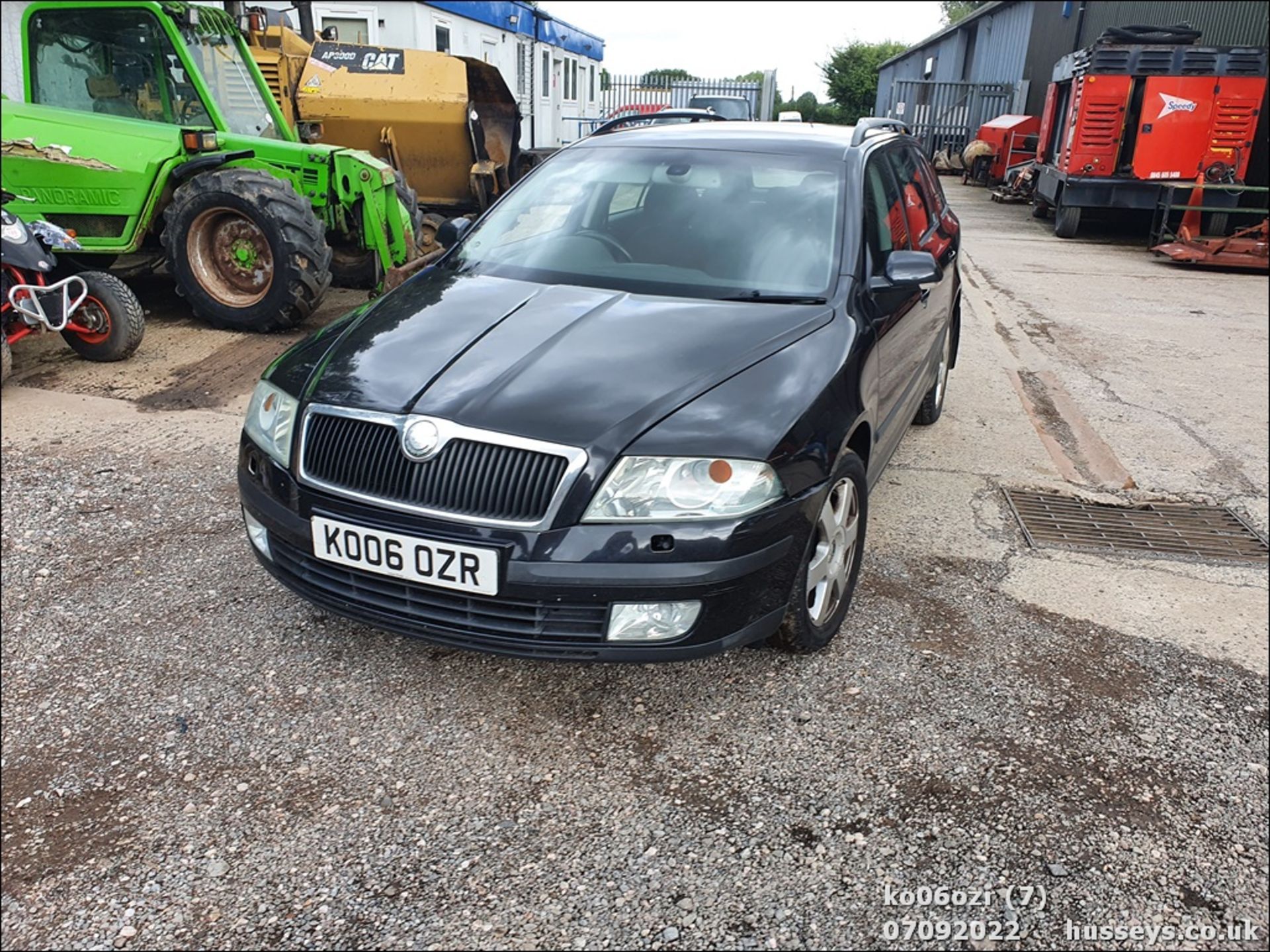 06/06 SKODA OCTAVIA EL-NCE TDI PD DSG - 1896cc 5dr Estate (Black) - Image 7 of 30