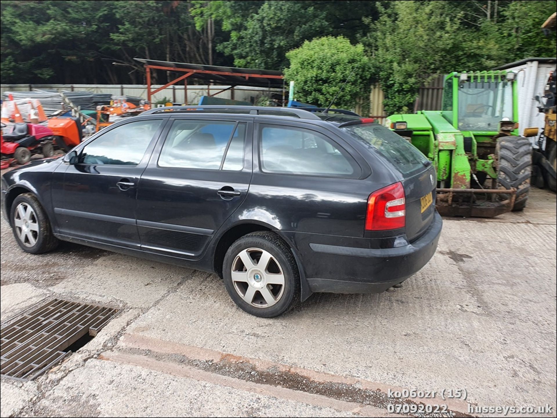 06/06 SKODA OCTAVIA EL-NCE TDI PD DSG - 1896cc 5dr Estate (Black) - Image 15 of 30