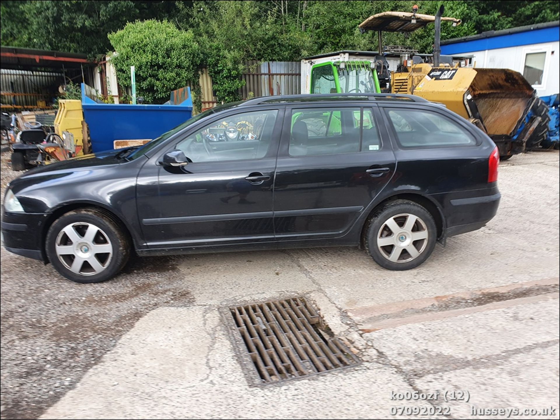 06/06 SKODA OCTAVIA EL-NCE TDI PD DSG - 1896cc 5dr Estate (Black) - Image 12 of 30