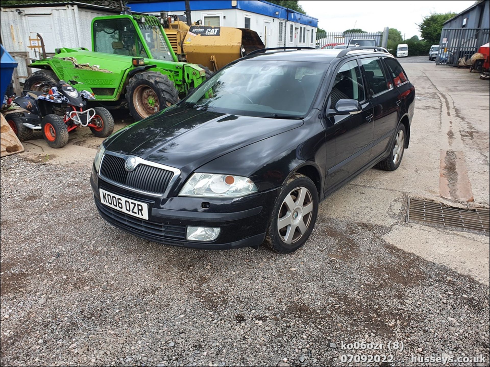 06/06 SKODA OCTAVIA EL-NCE TDI PD DSG - 1896cc 5dr Estate (Black) - Image 8 of 30