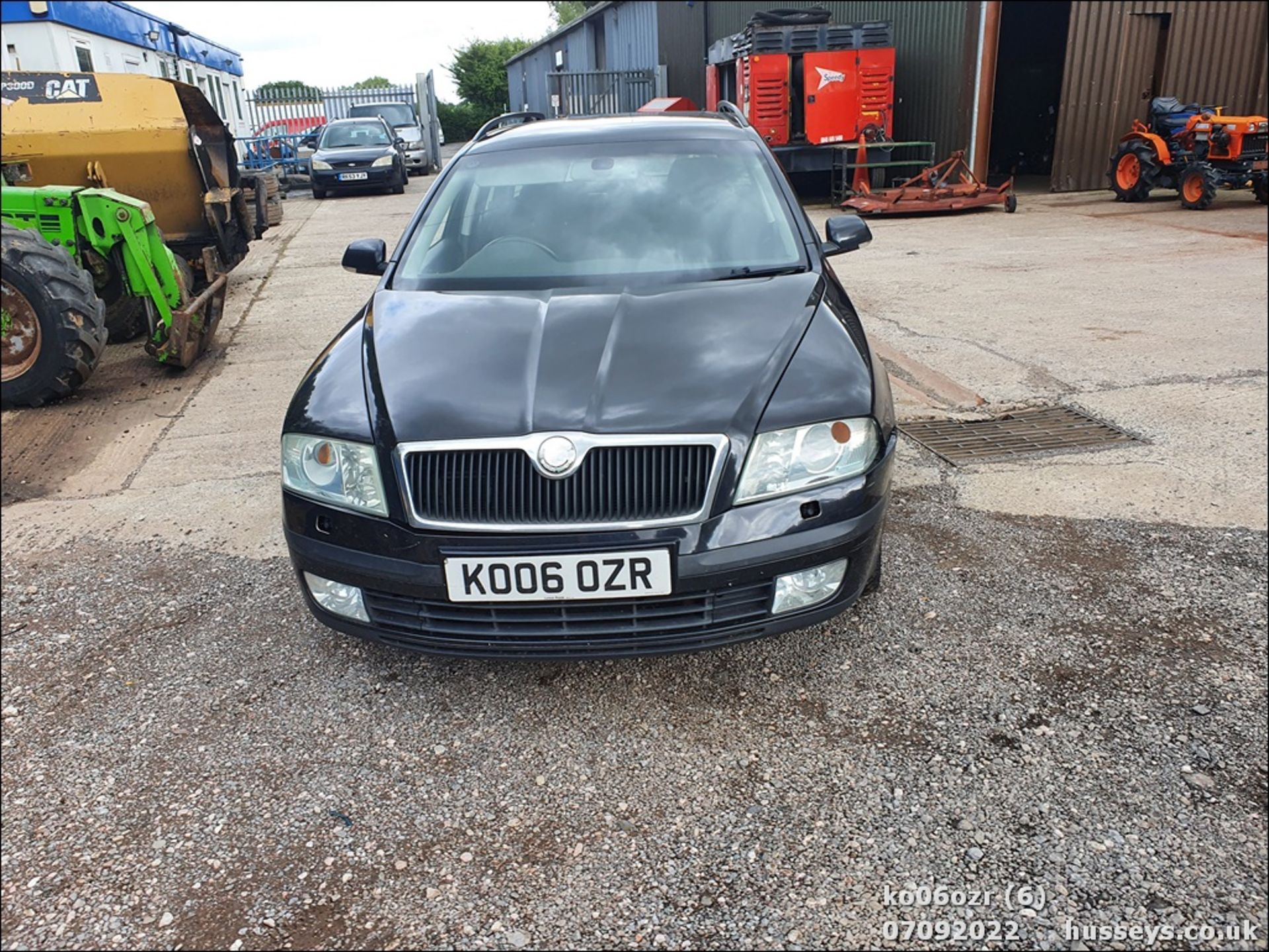 06/06 SKODA OCTAVIA EL-NCE TDI PD DSG - 1896cc 5dr Estate (Black) - Image 6 of 30