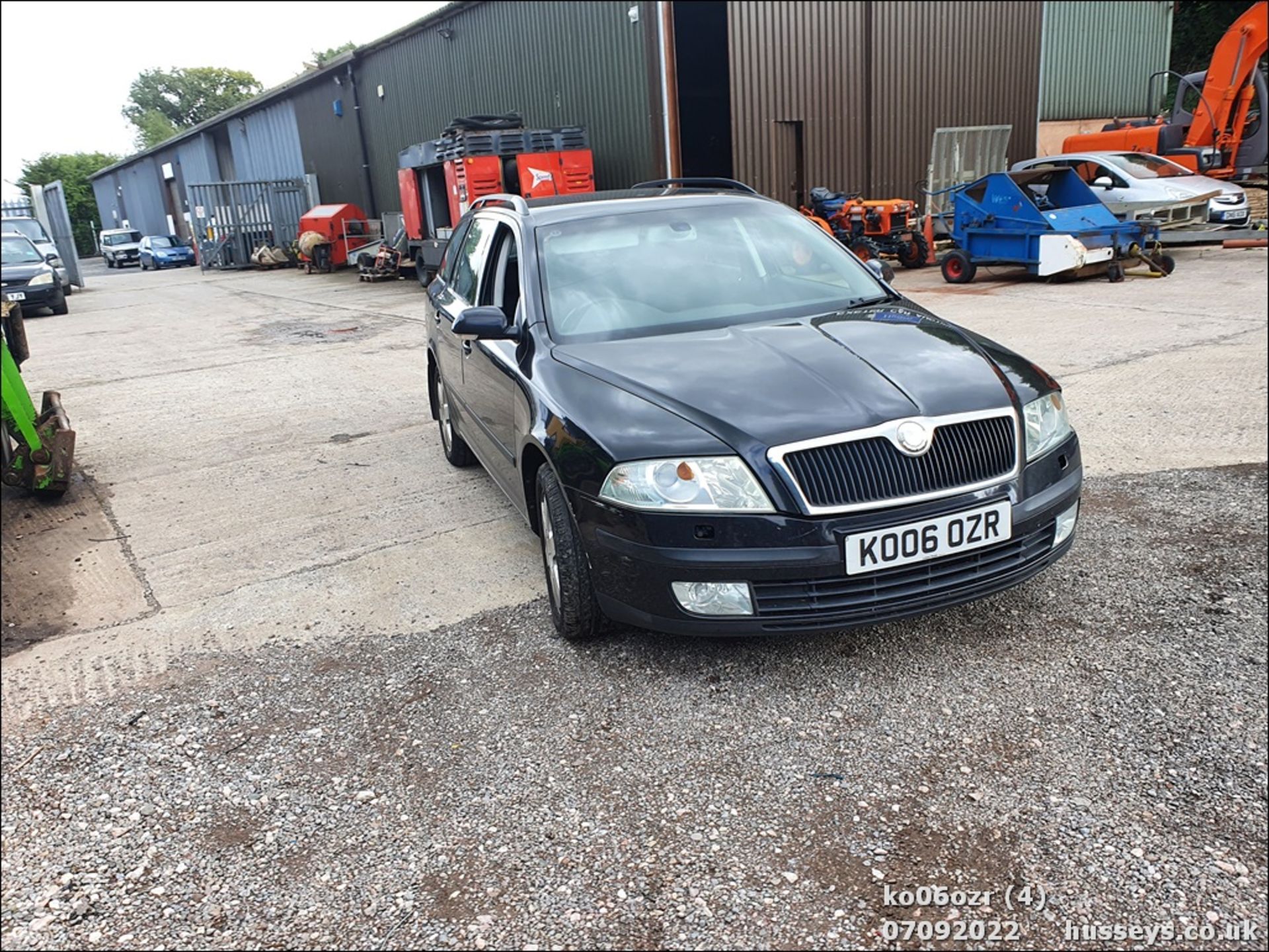 06/06 SKODA OCTAVIA EL-NCE TDI PD DSG - 1896cc 5dr Estate (Black) - Image 4 of 30