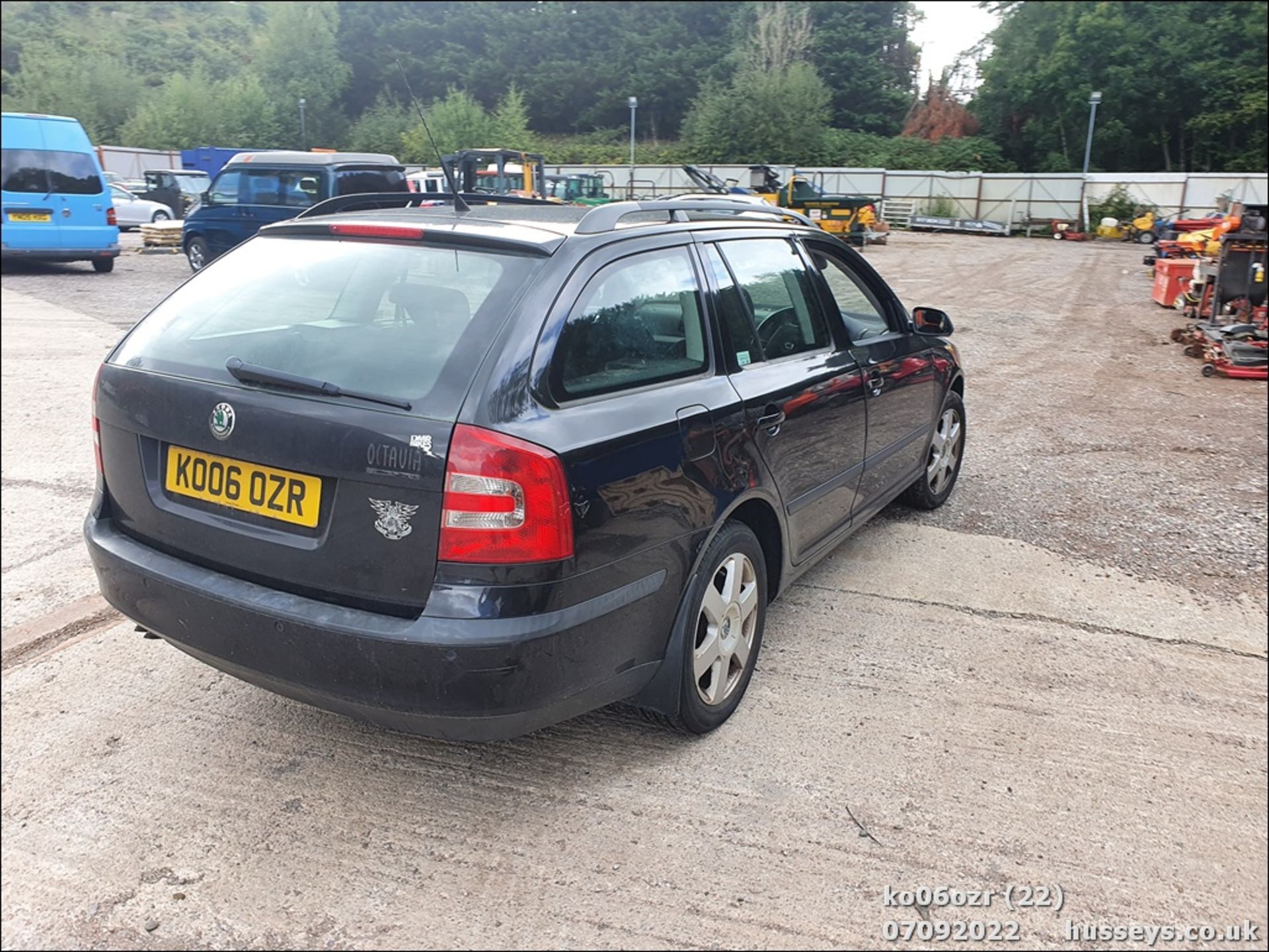 06/06 SKODA OCTAVIA EL-NCE TDI PD DSG - 1896cc 5dr Estate (Black) - Image 22 of 30