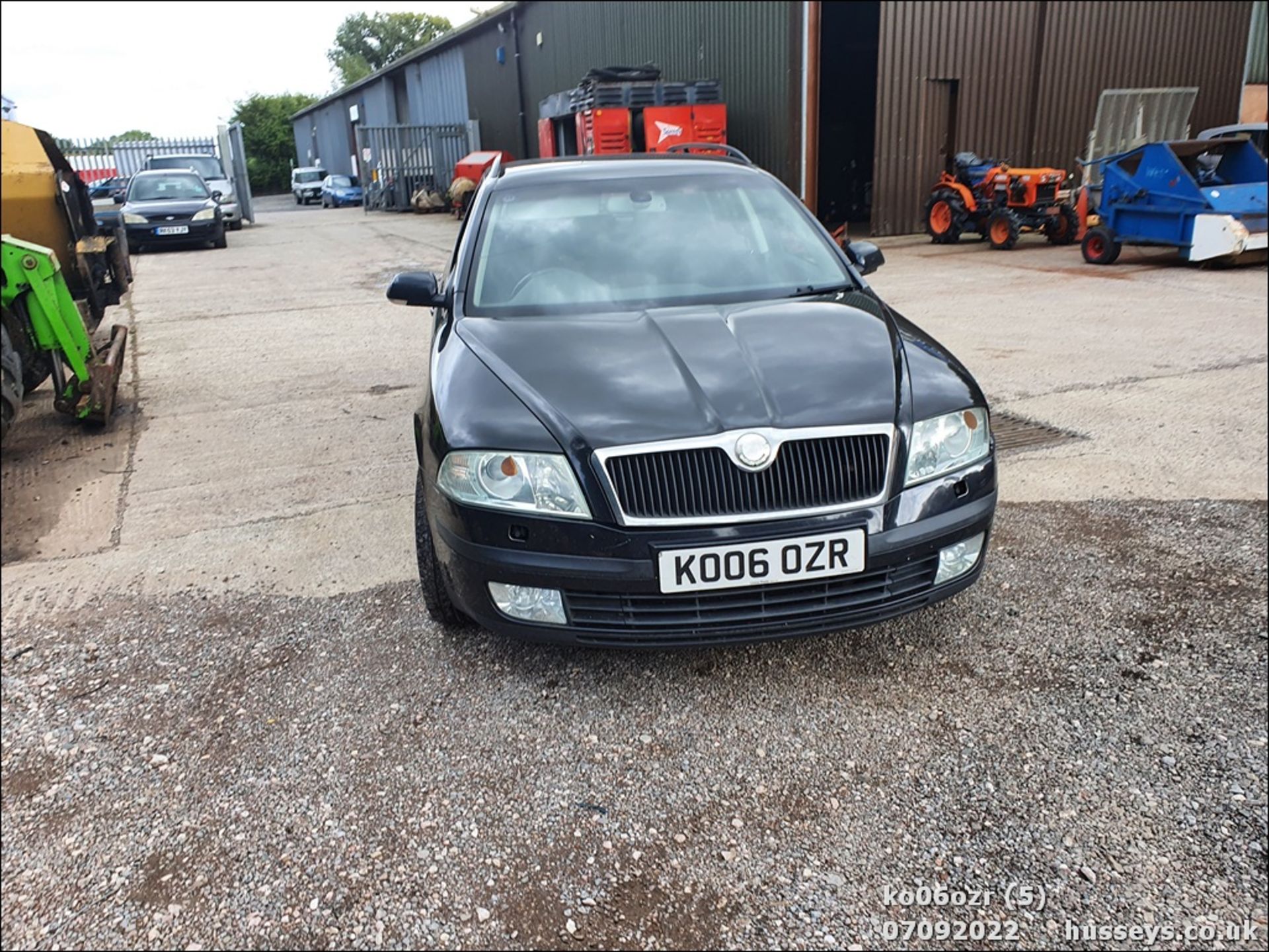 06/06 SKODA OCTAVIA EL-NCE TDI PD DSG - 1896cc 5dr Estate (Black) - Image 5 of 30