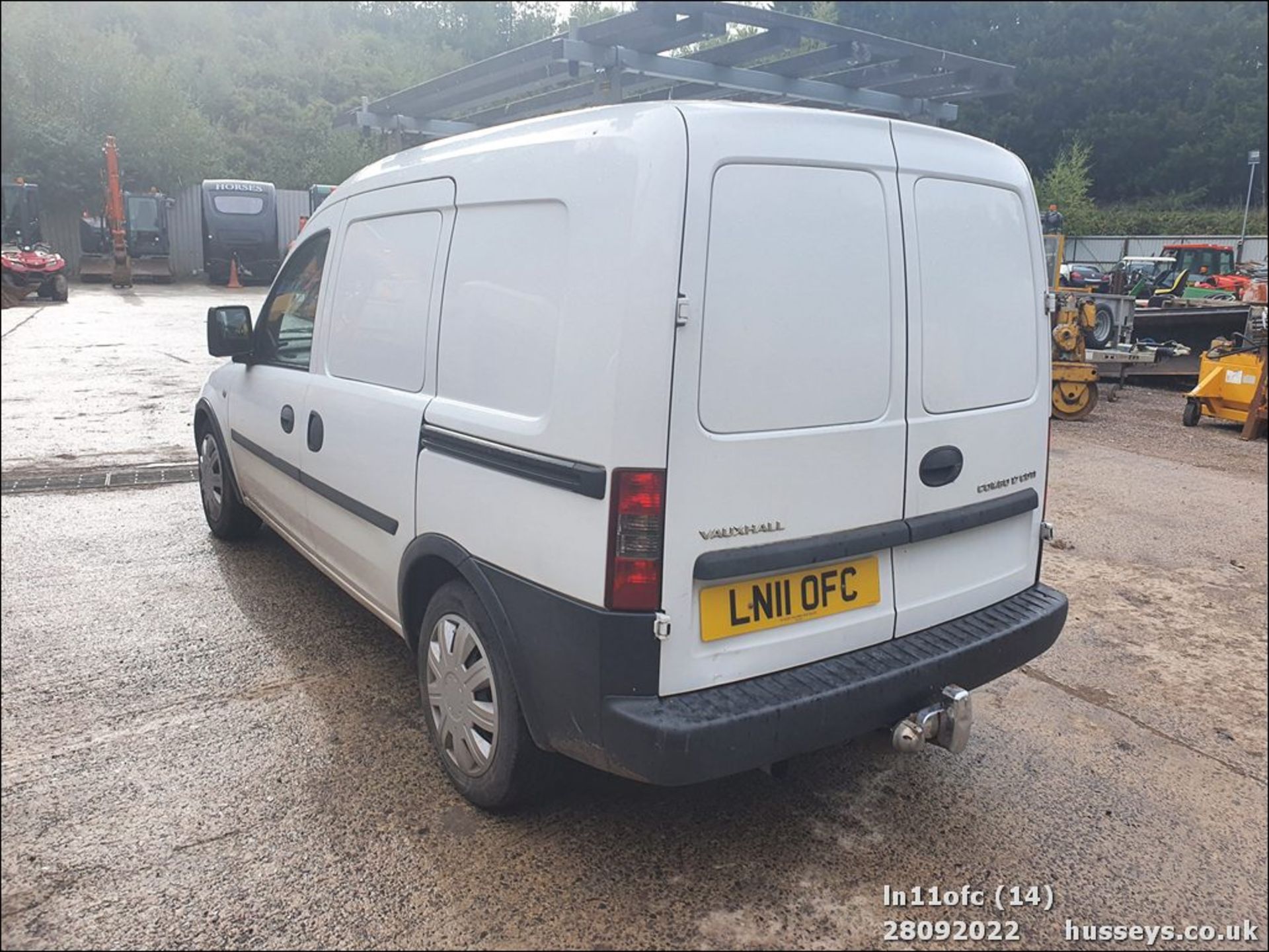 11/11 VAUXHALL COMBO 1700 CDTI 16V - 1686cc 5dr Van (White, 188k) - Image 14 of 34