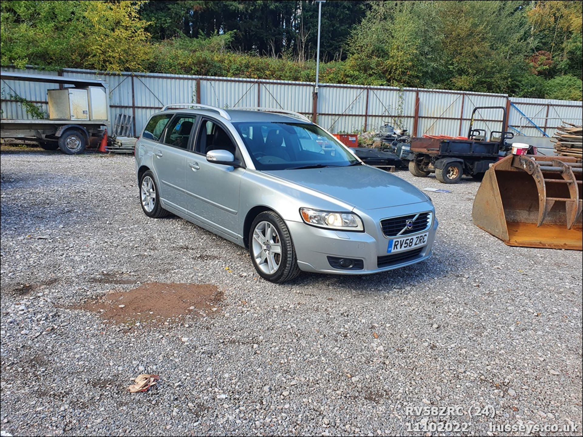 08/58 VOLVO V50 SE LUX D5 A - 2401cc 5dr Estate (Silver, 157k) - Image 24 of 25