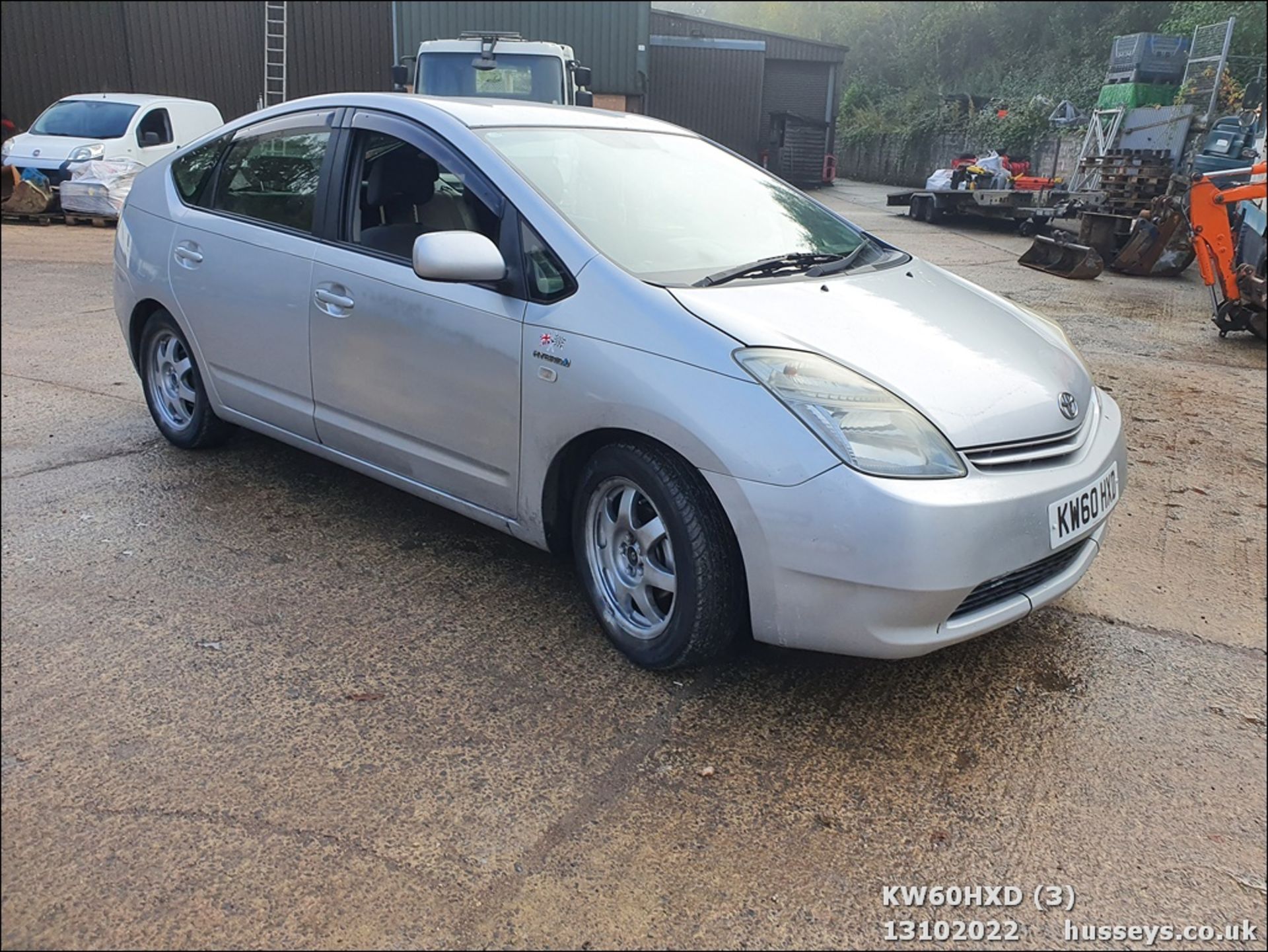 16/60 TOYOTA HYBRID ELEC - 1496cc 5dr Hatchback (Silver) - Image 3 of 31