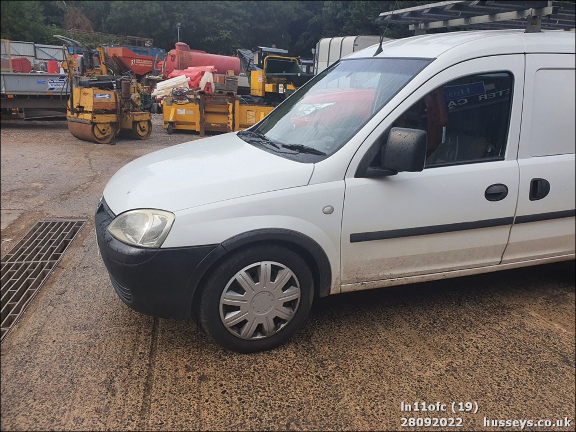 11/11 VAUXHALL COMBO 1700 CDTI 16V - 1686cc 5dr Van (White, 188k) - Image 19 of 34