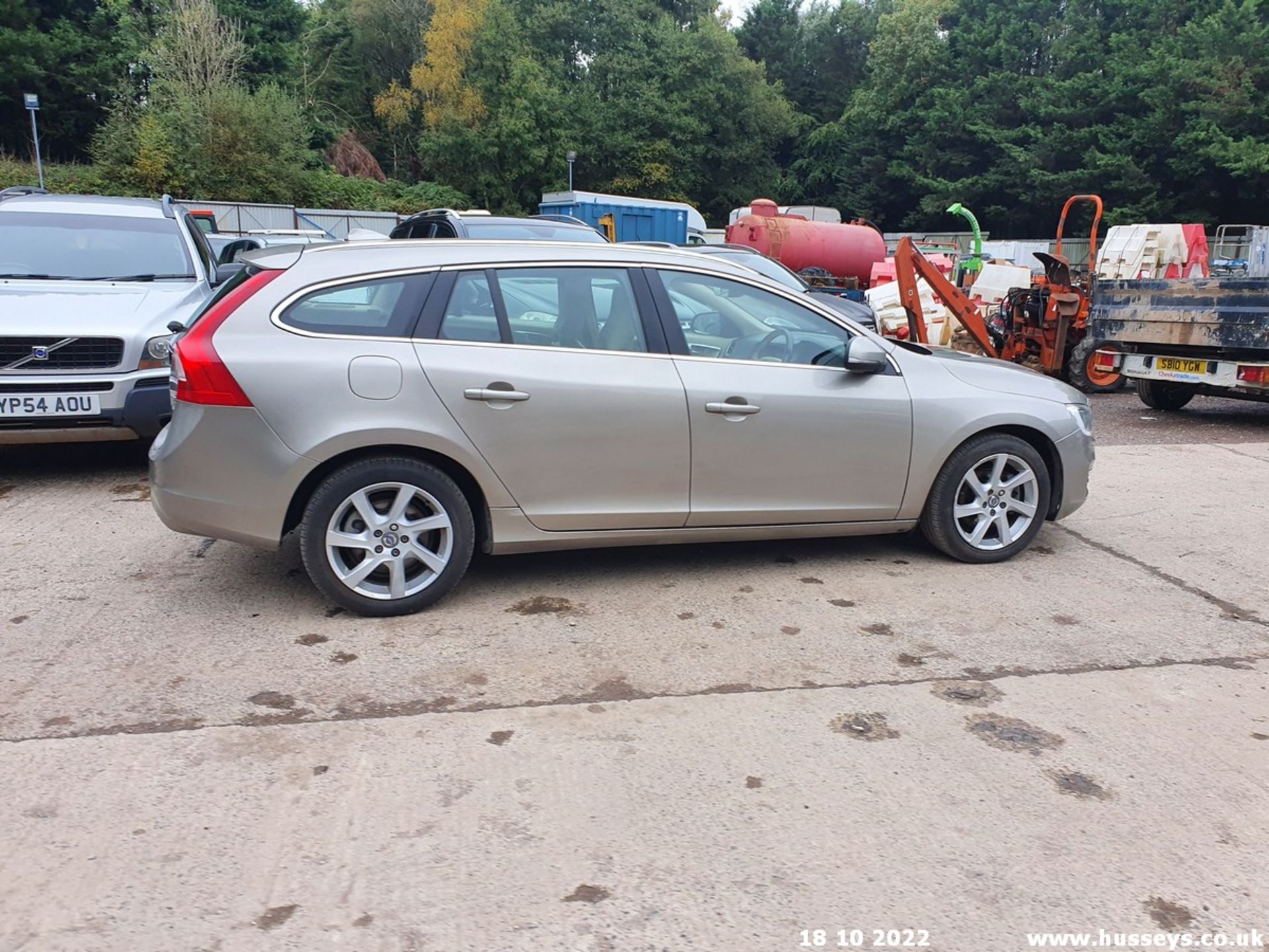 15/15 VOLVO V60 SE LUX D2 - 1560cc 5dr Estate (Gold) - Image 7 of 44