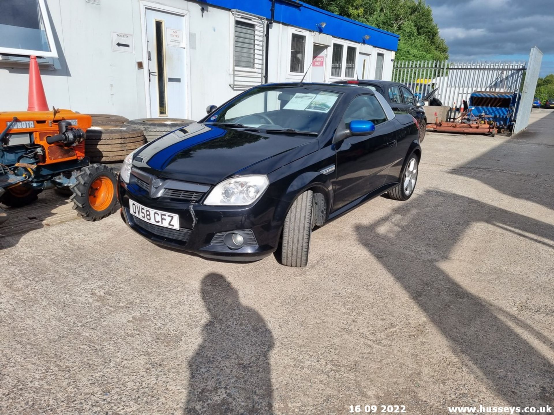 08/58 VAUXHALL TIGRA EXCLUSIV - 1364cc 2dr Convertible (Black) - Image 3 of 20