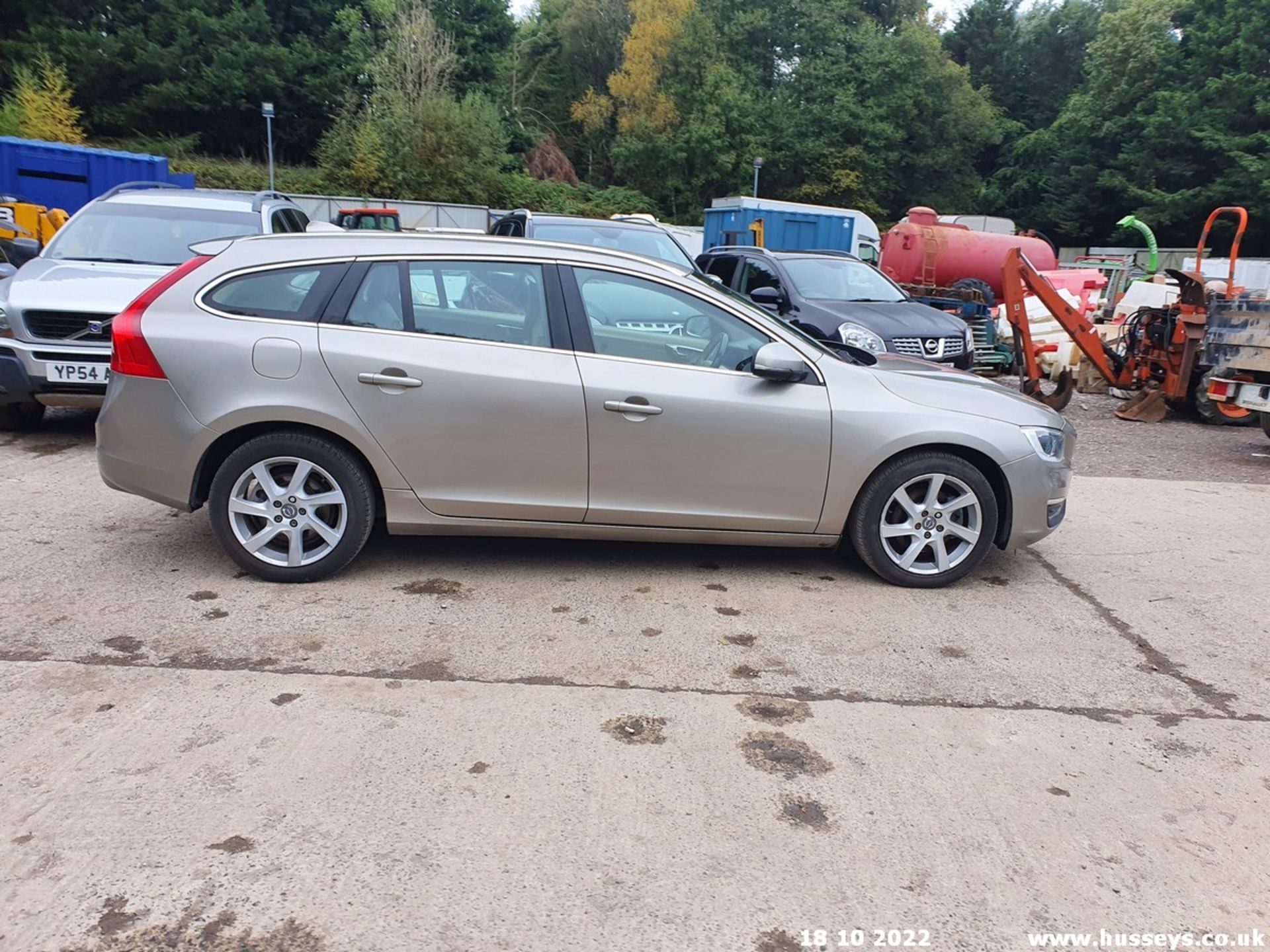 15/15 VOLVO V60 SE LUX D2 - 1560cc 5dr Estate (Gold) - Image 6 of 44