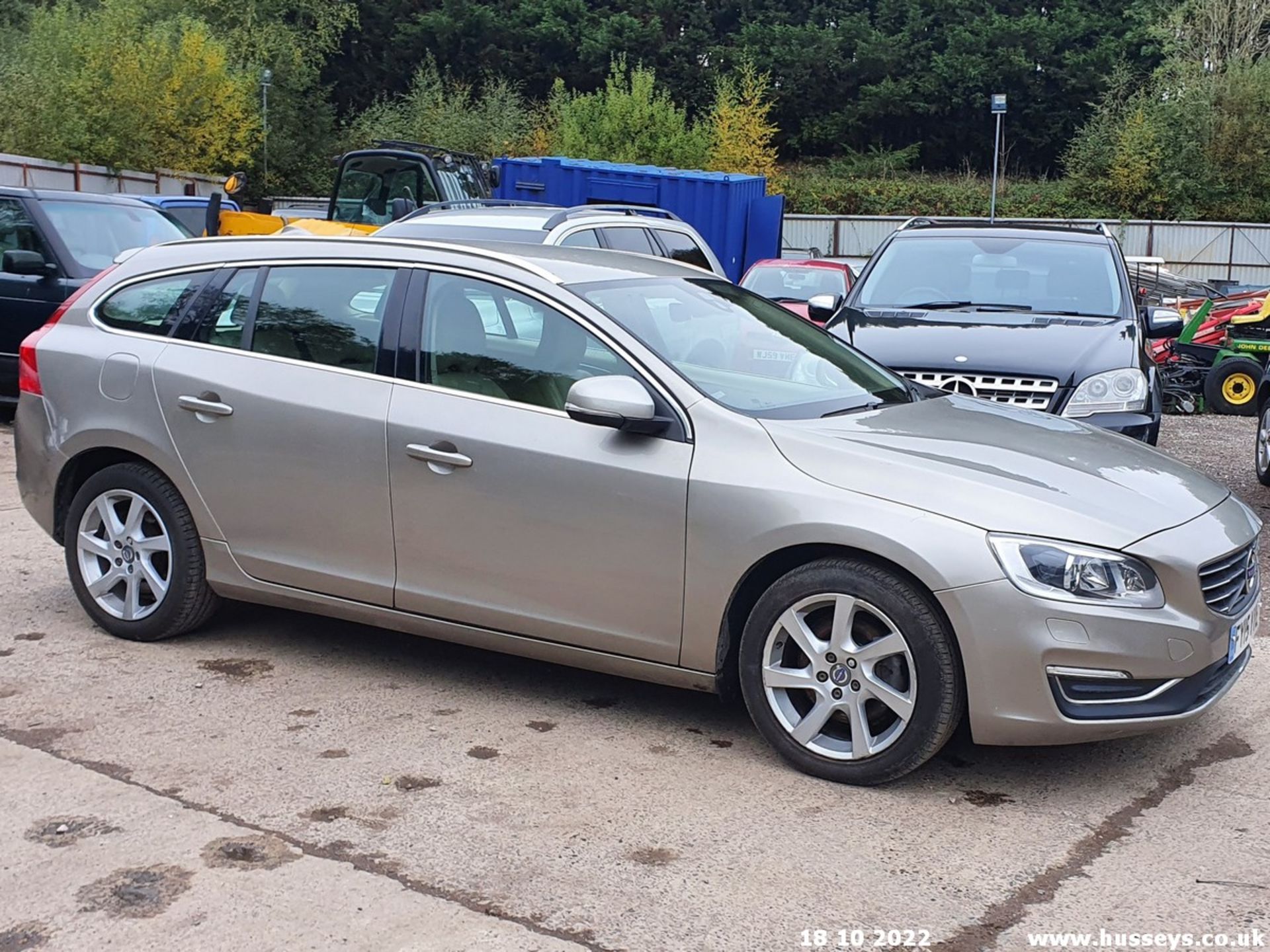 15/15 VOLVO V60 SE LUX D2 - 1560cc 5dr Estate (Gold)