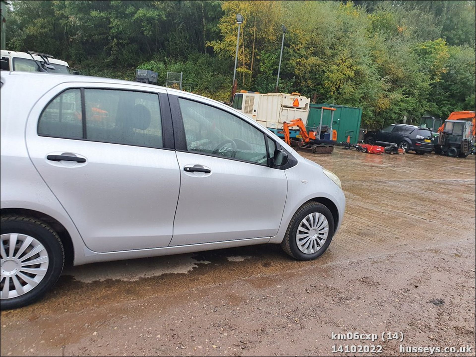 06/06 TOYOTA YARIS T2 - 998cc 5dr Hatchback (Silver, 73k) - Image 14 of 43