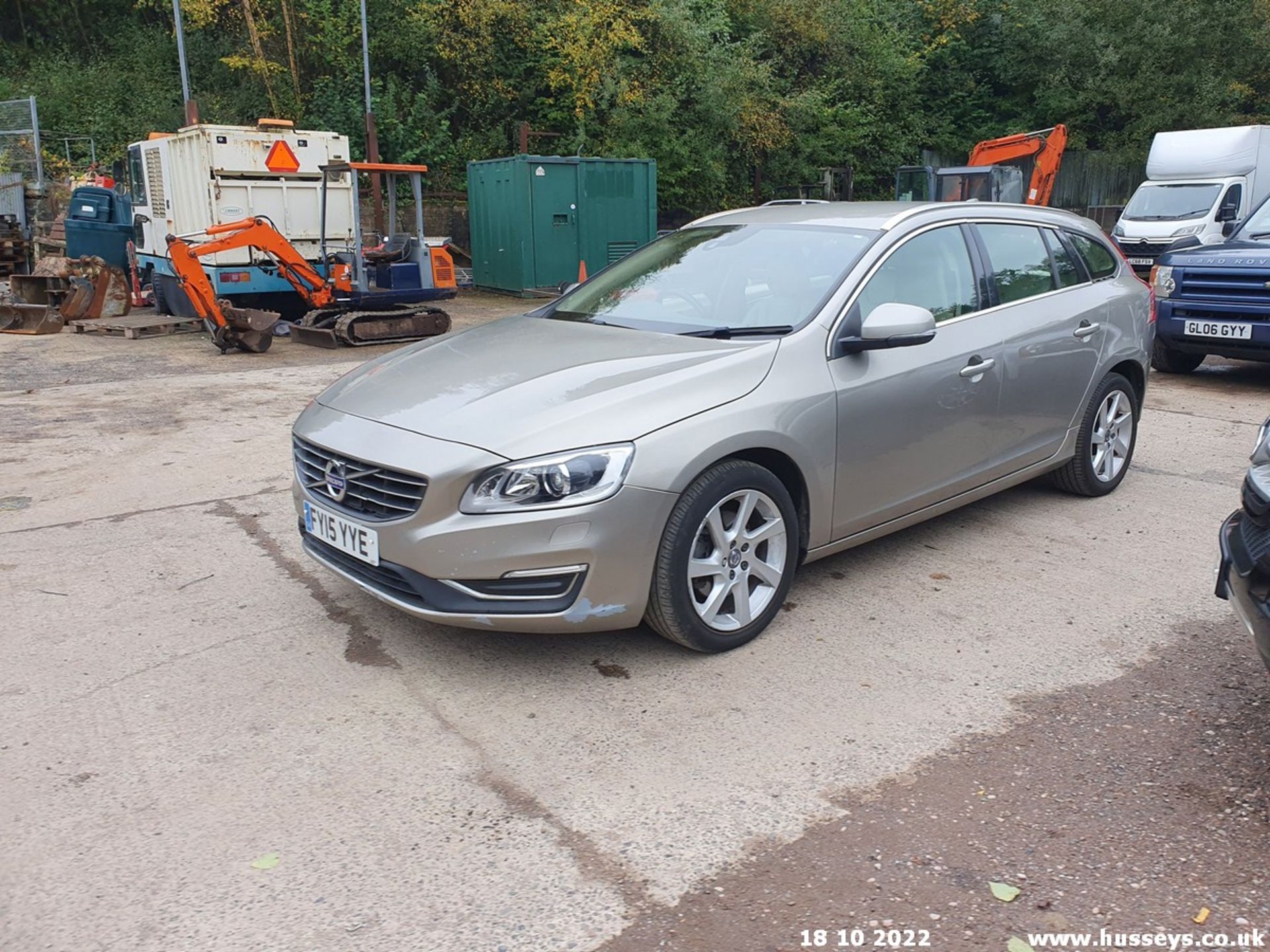 15/15 VOLVO V60 SE LUX D2 - 1560cc 5dr Estate (Gold) - Image 21 of 44