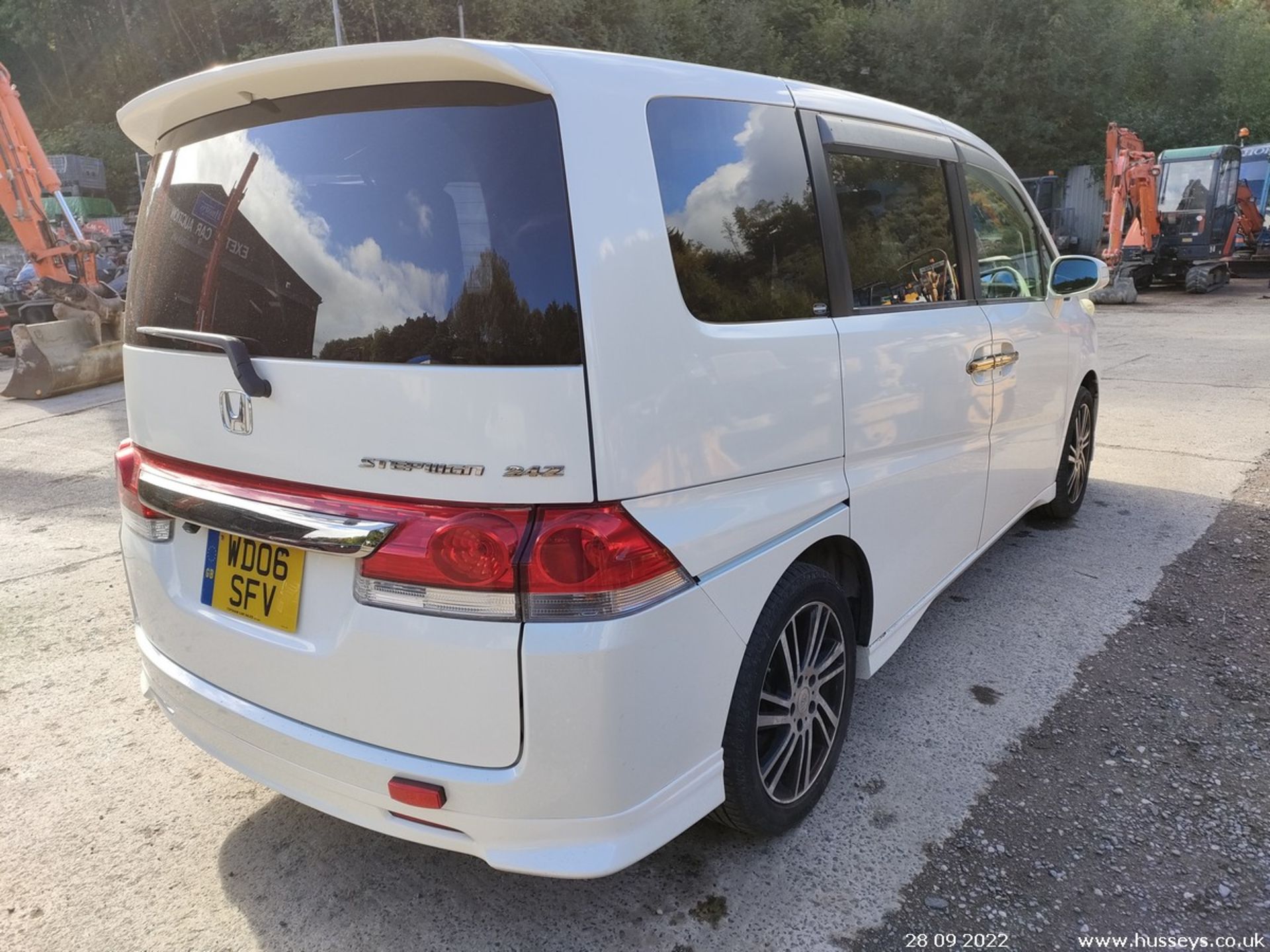 2006 HONDA - 2350cc 5dr MPV (White) - Image 13 of 38