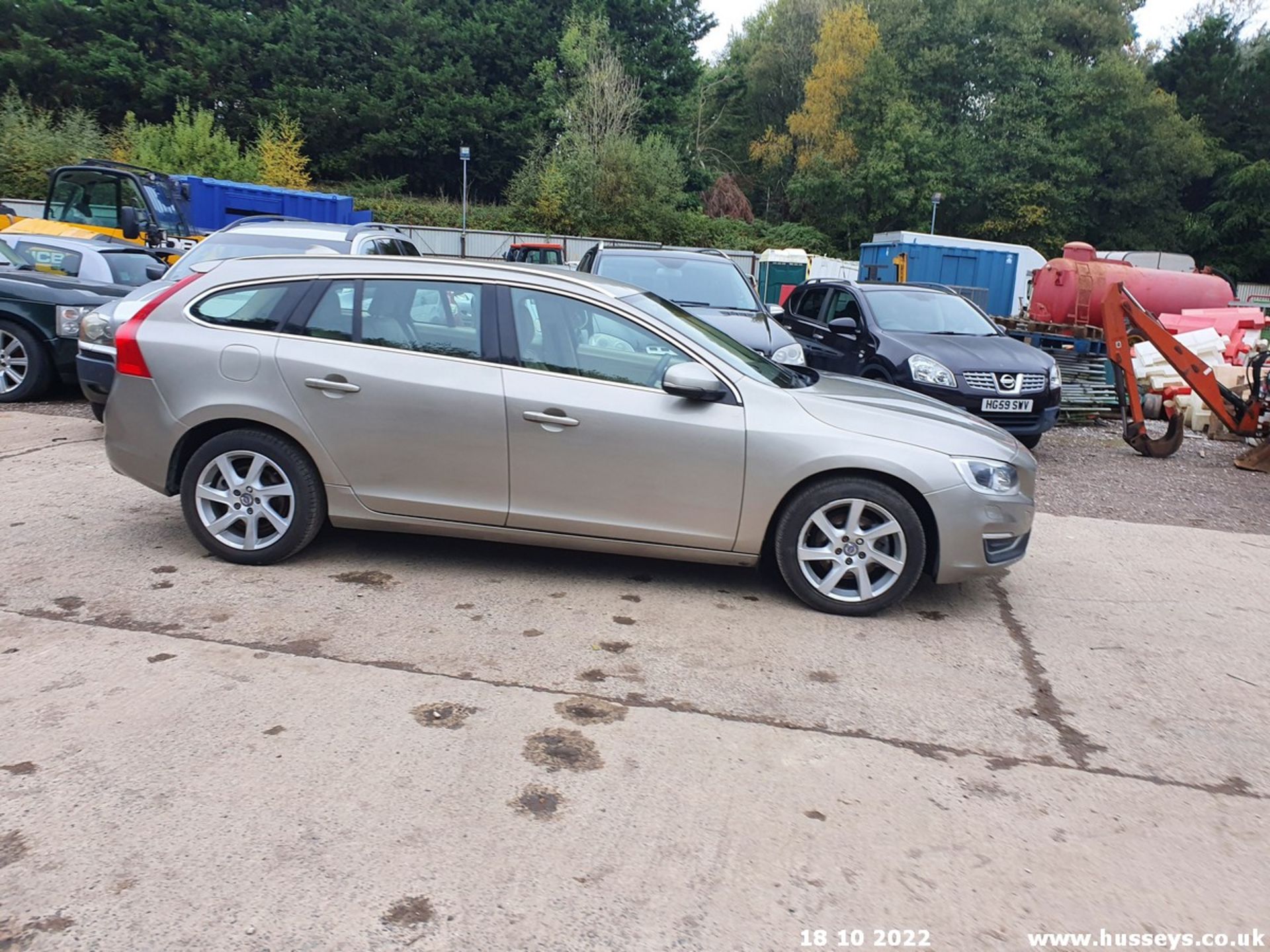 15/15 VOLVO V60 SE LUX D2 - 1560cc 5dr Estate (Gold) - Image 5 of 44