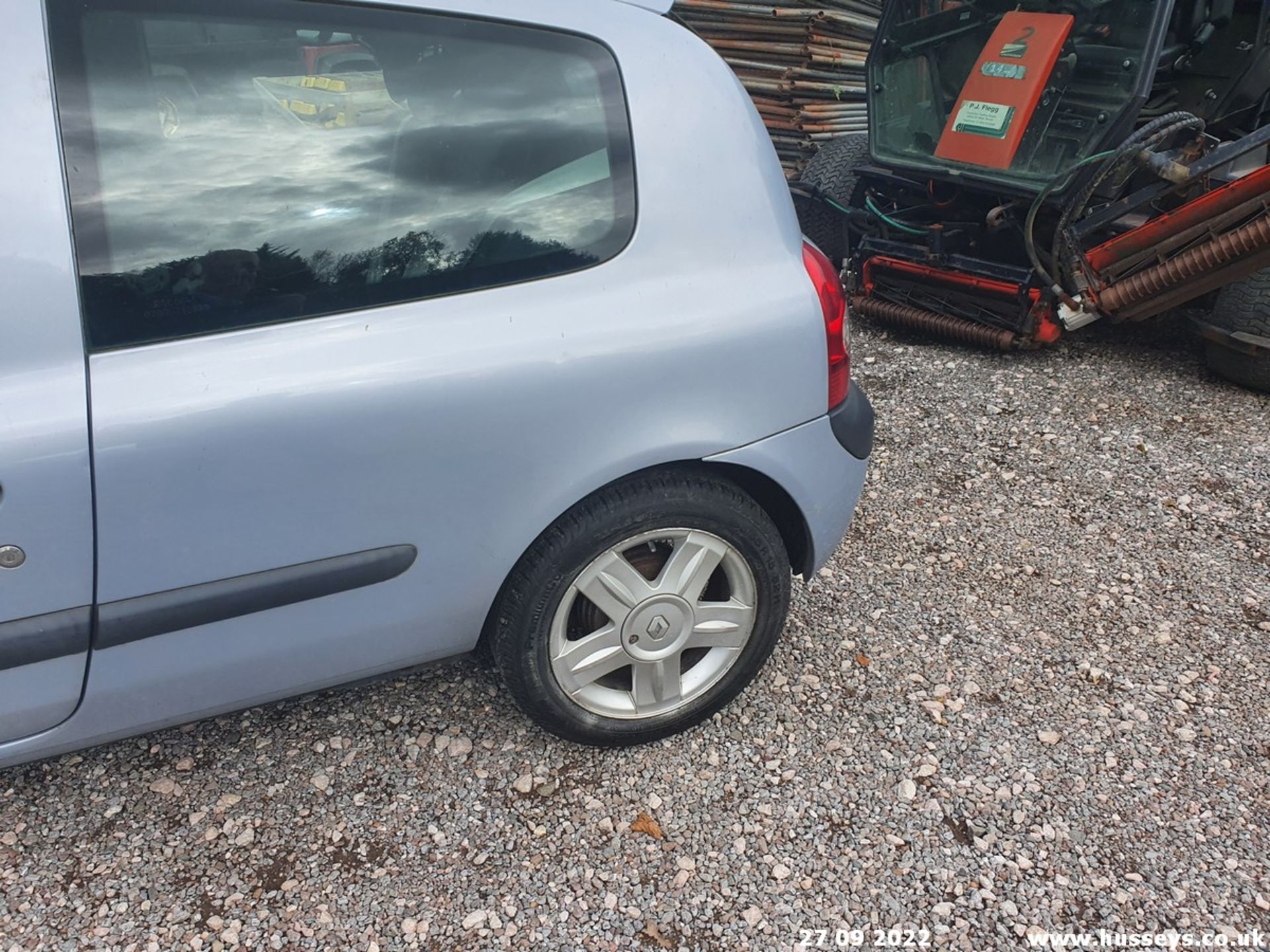 04/54 RENAULT CLIO DYNAMIQUE 16V - 1149cc 3dr Hatchback (Silver) - Image 15 of 26