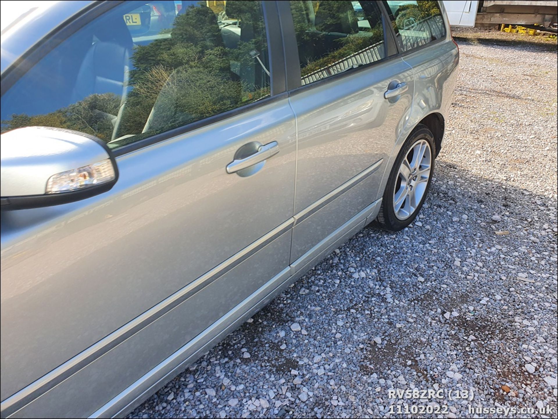 08/58 VOLVO V50 SE LUX D5 A - 2401cc 5dr Estate (Silver, 157k) - Image 13 of 25