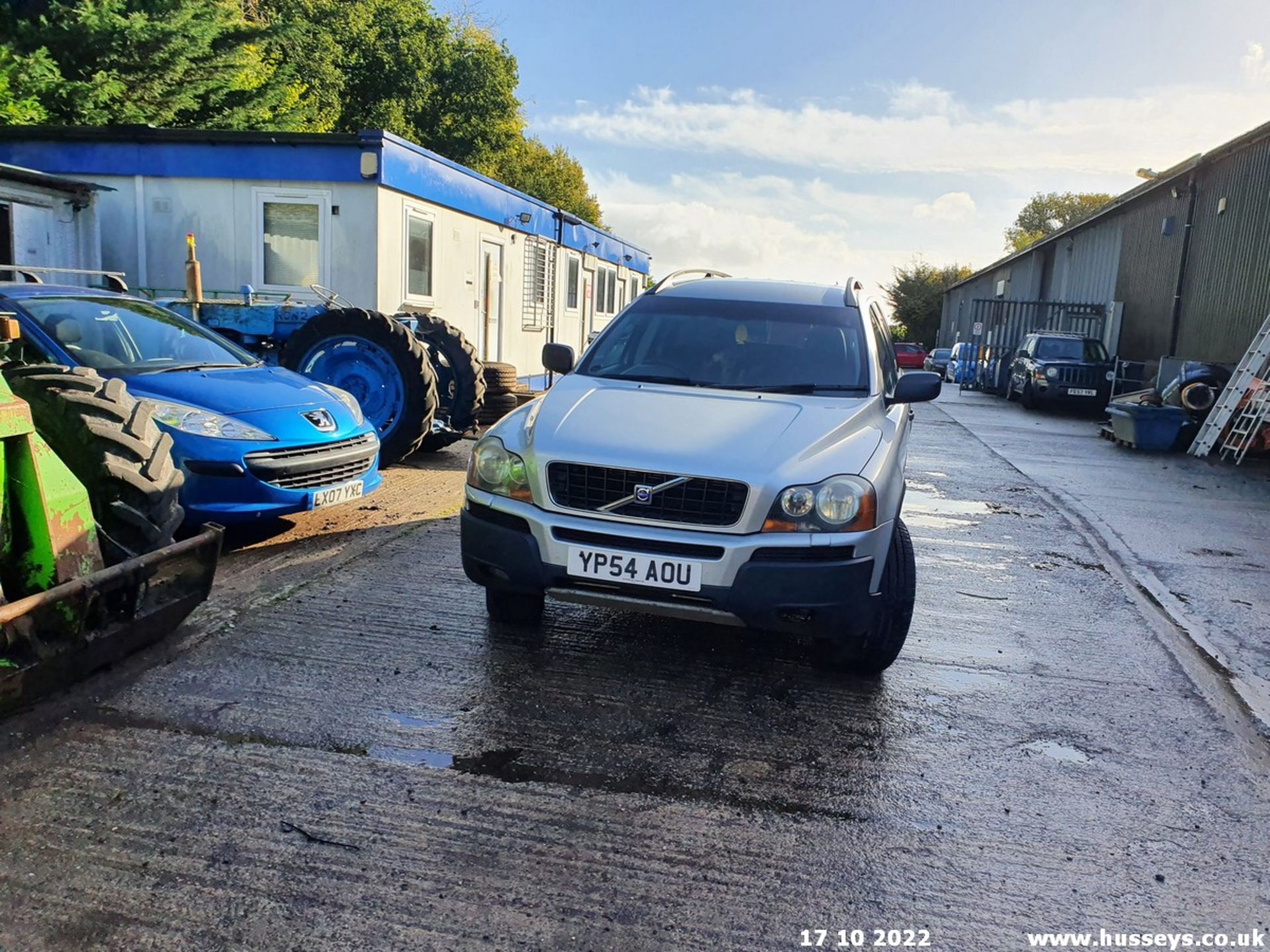 04/54 VOLVO XC 90 D5 SE AWD SEMI-AUTO - 2401cc 5dr Estate (Silver, 144k) - Image 32 of 34