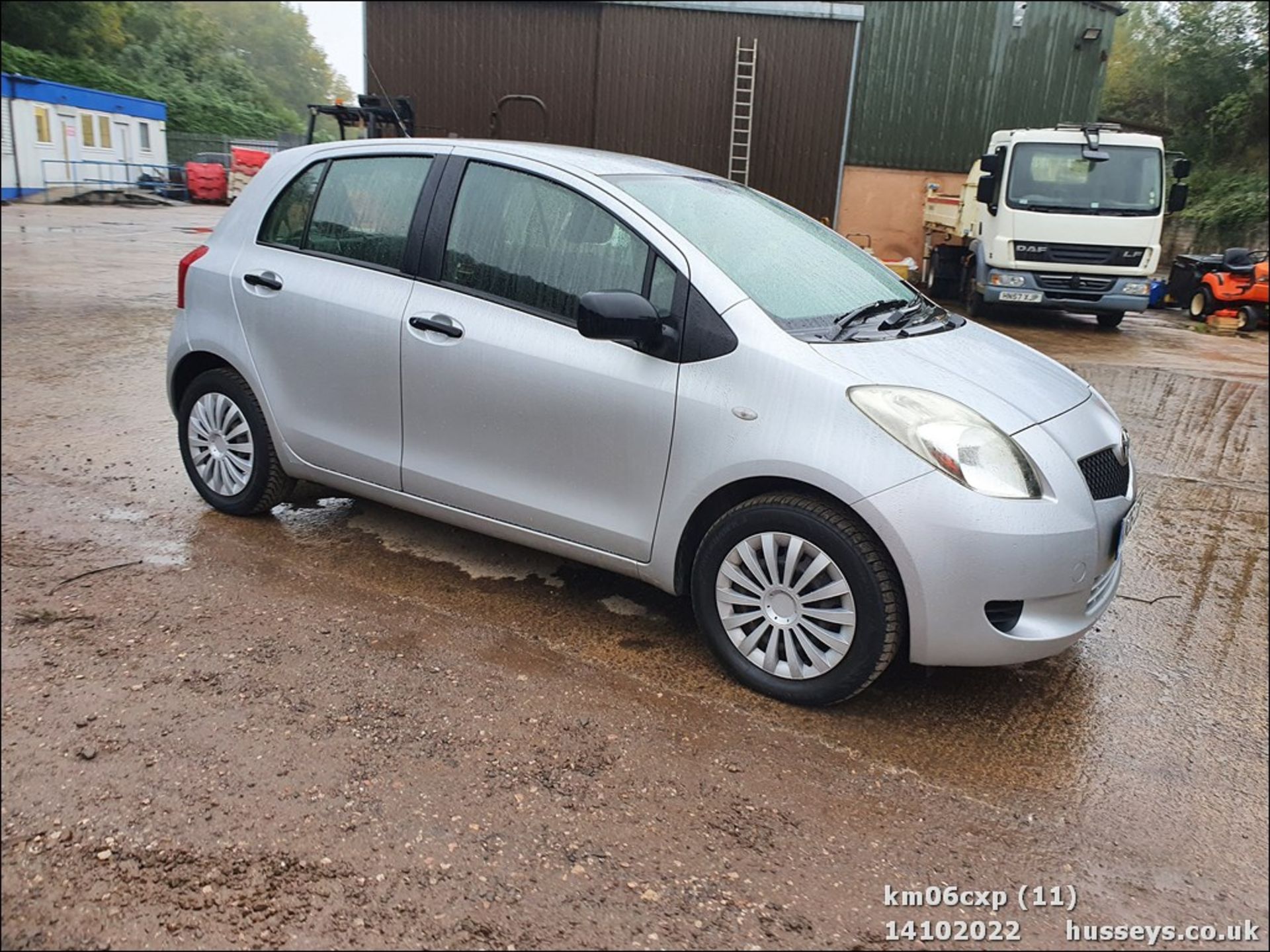 06/06 TOYOTA YARIS T2 - 998cc 5dr Hatchback (Silver, 73k) - Image 11 of 43