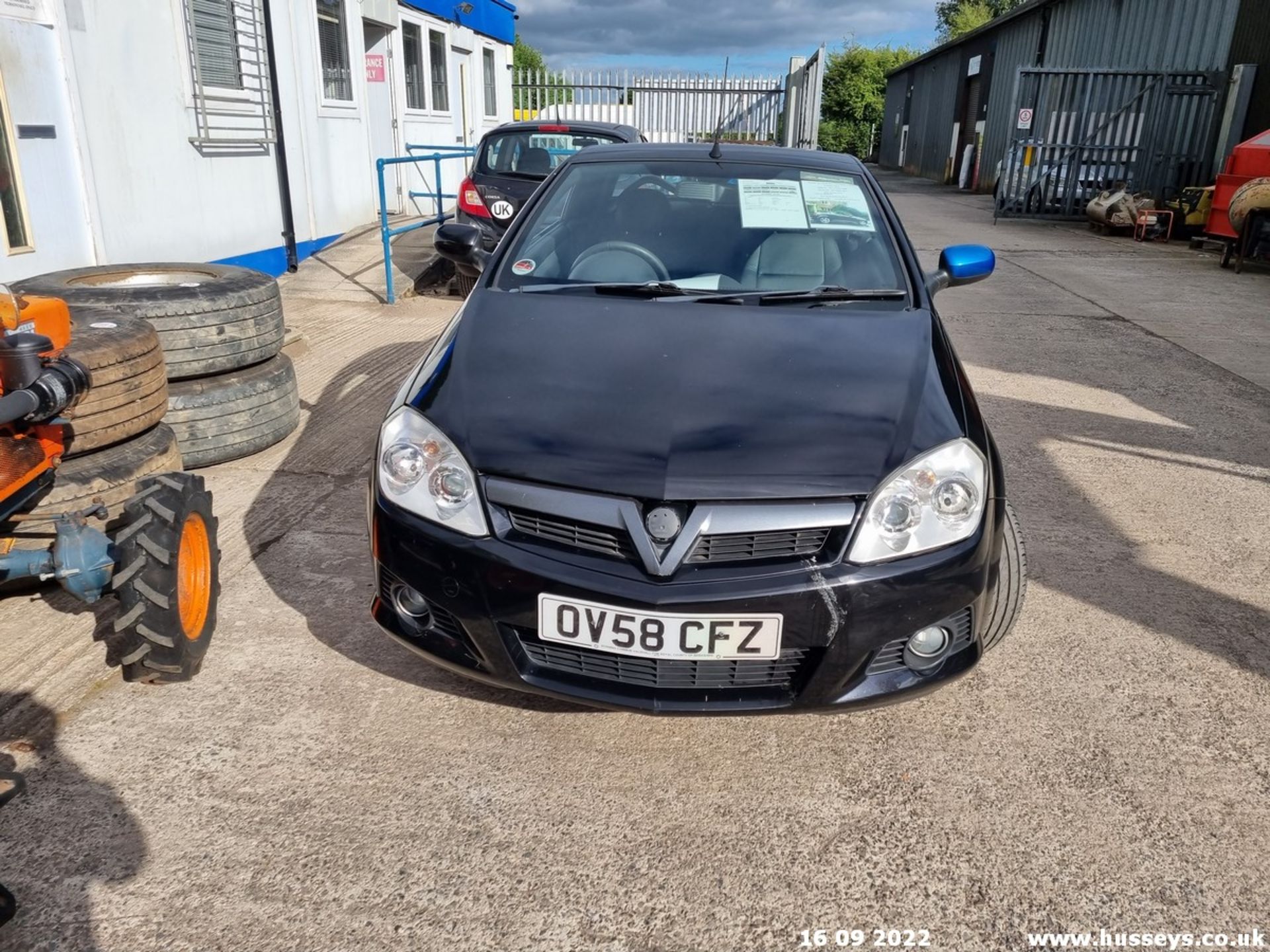 08/58 VAUXHALL TIGRA EXCLUSIV - 1364cc 2dr Convertible (Black) - Image 6 of 20