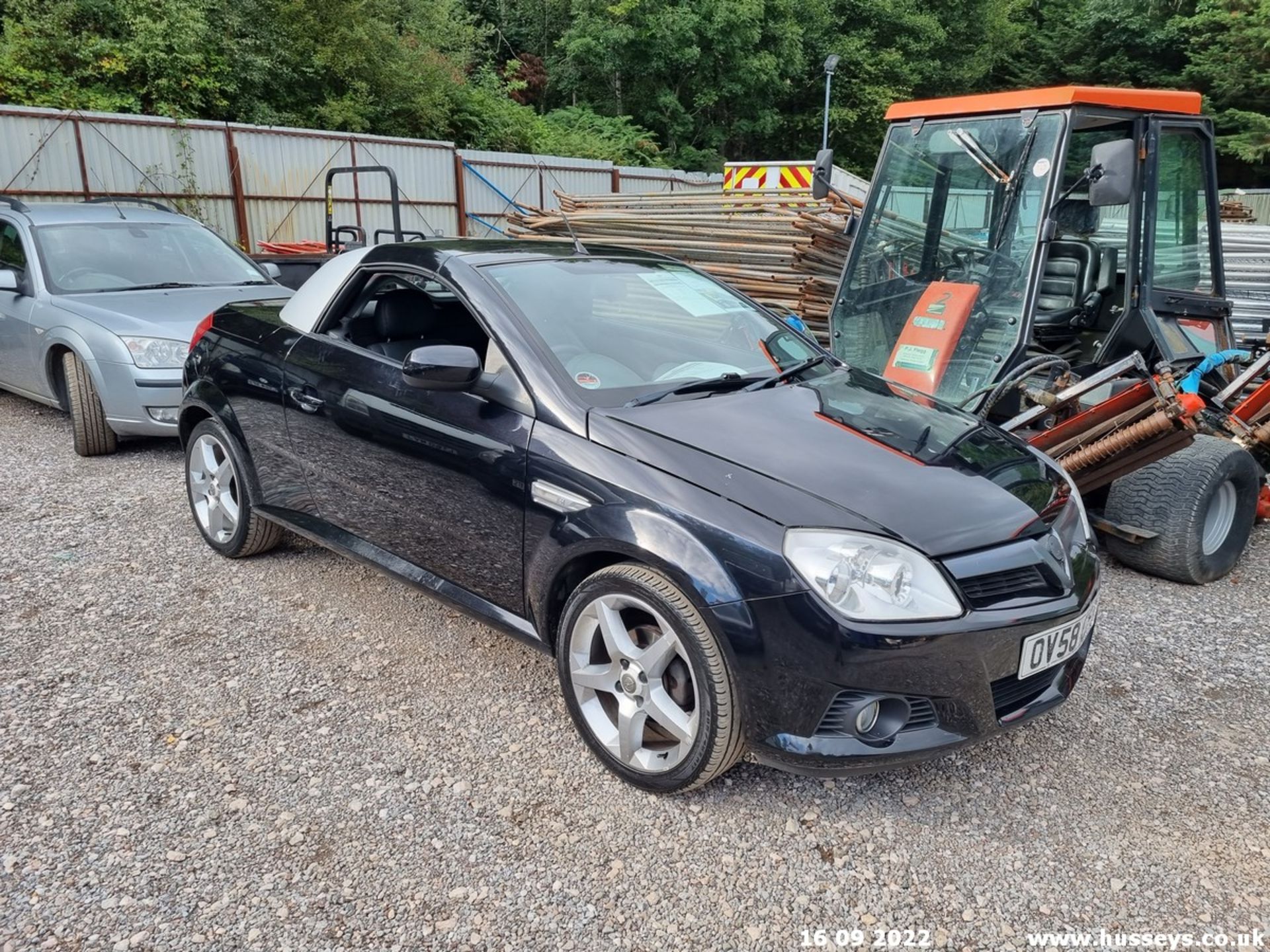 08/58 VAUXHALL TIGRA EXCLUSIV - 1364cc 2dr Convertible (Black) - Image 2 of 20