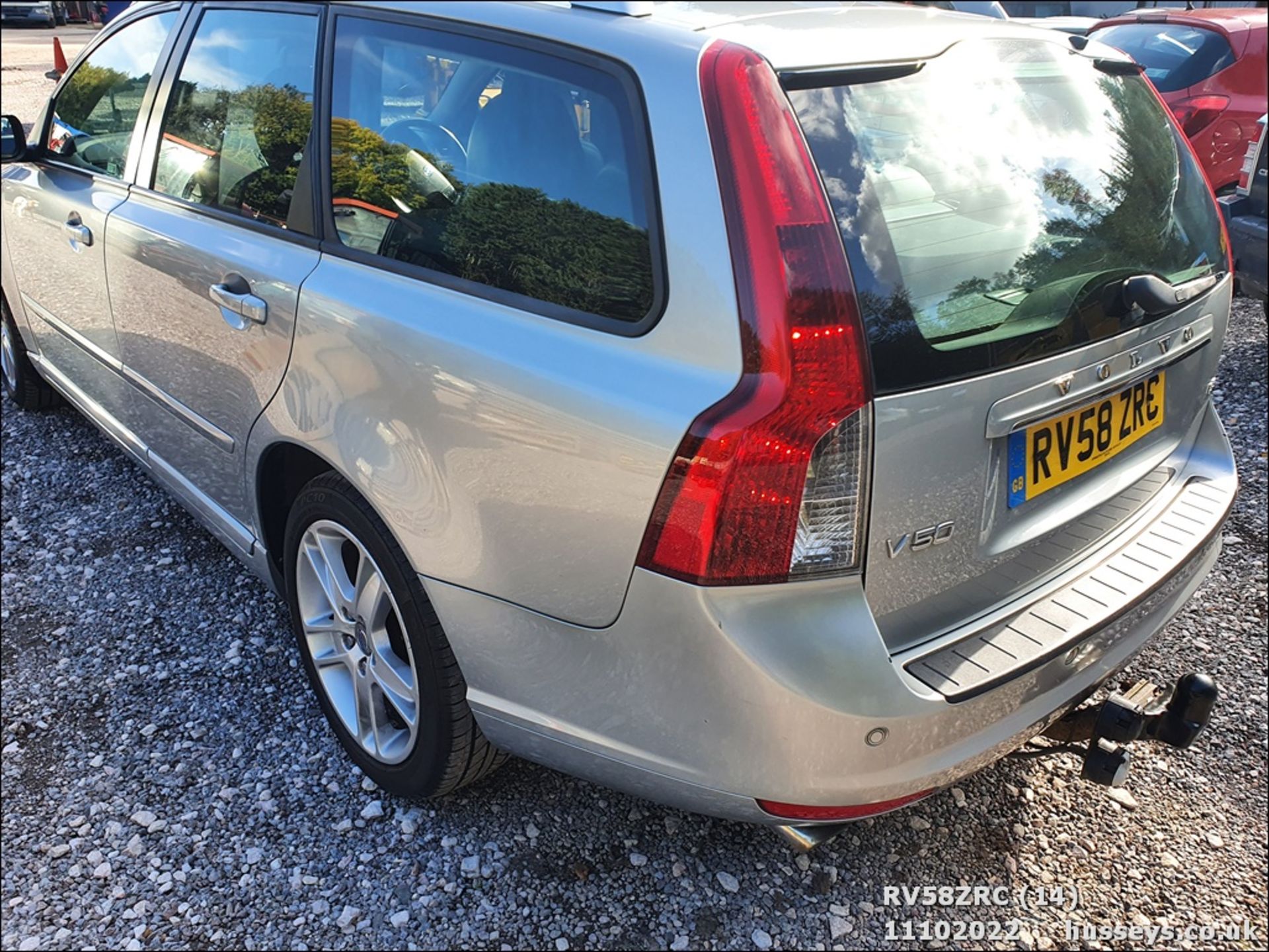 08/58 VOLVO V50 SE LUX D5 A - 2401cc 5dr Estate (Silver, 157k) - Image 14 of 25