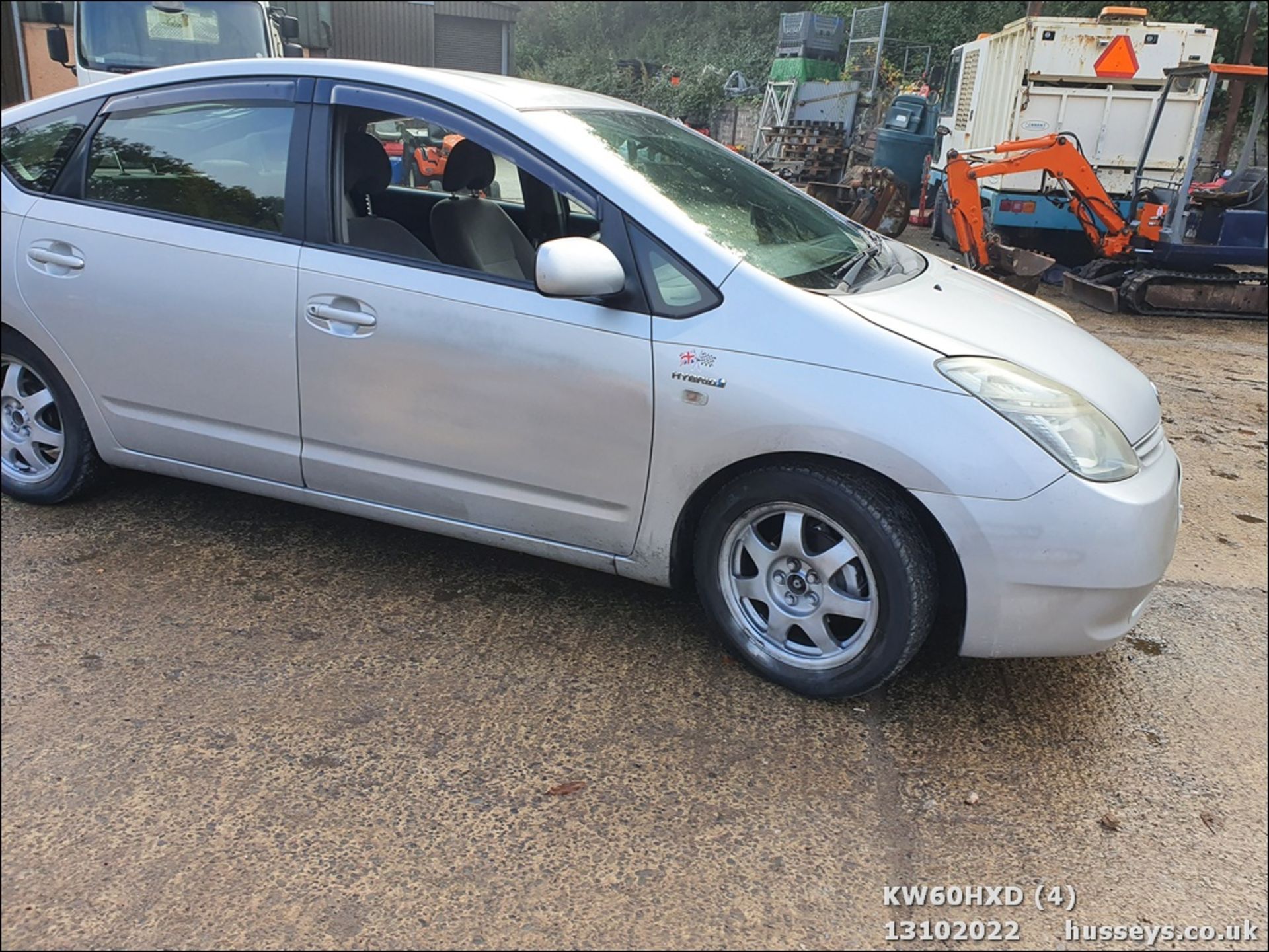 16/60 TOYOTA HYBRID ELEC - 1496cc 5dr Hatchback (Silver) - Image 4 of 31