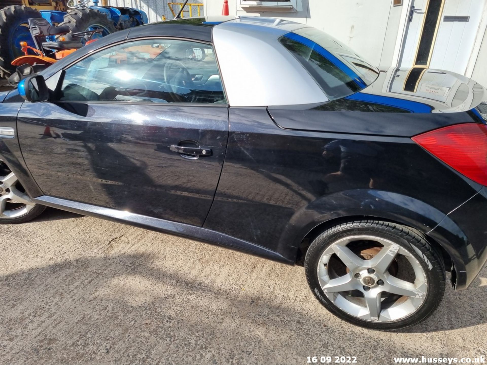 08/58 VAUXHALL TIGRA EXCLUSIV - 1364cc 2dr Convertible (Black) - Image 11 of 20