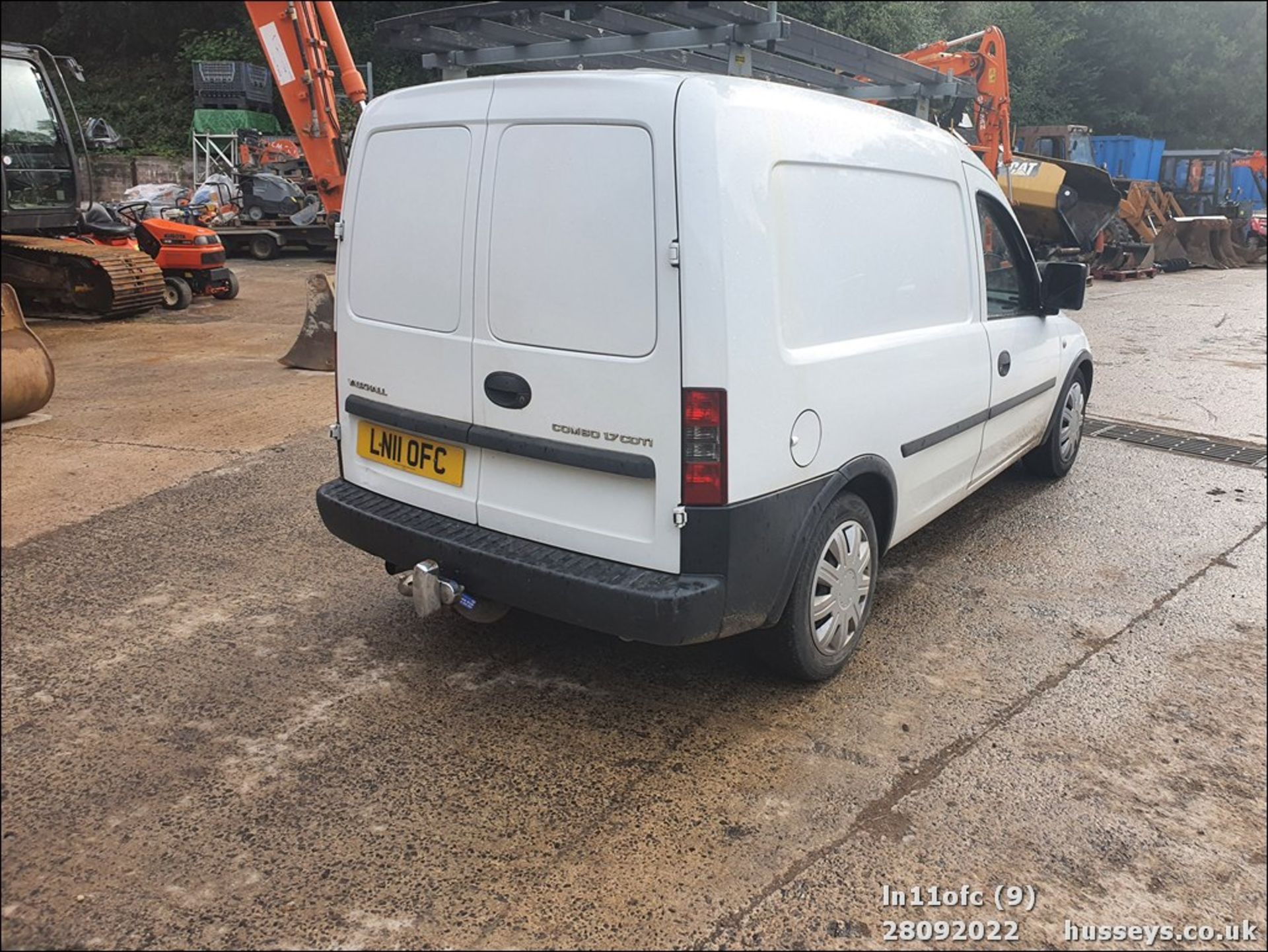 11/11 VAUXHALL COMBO 1700 CDTI 16V - 1686cc 5dr Van (White, 188k) - Image 9 of 34