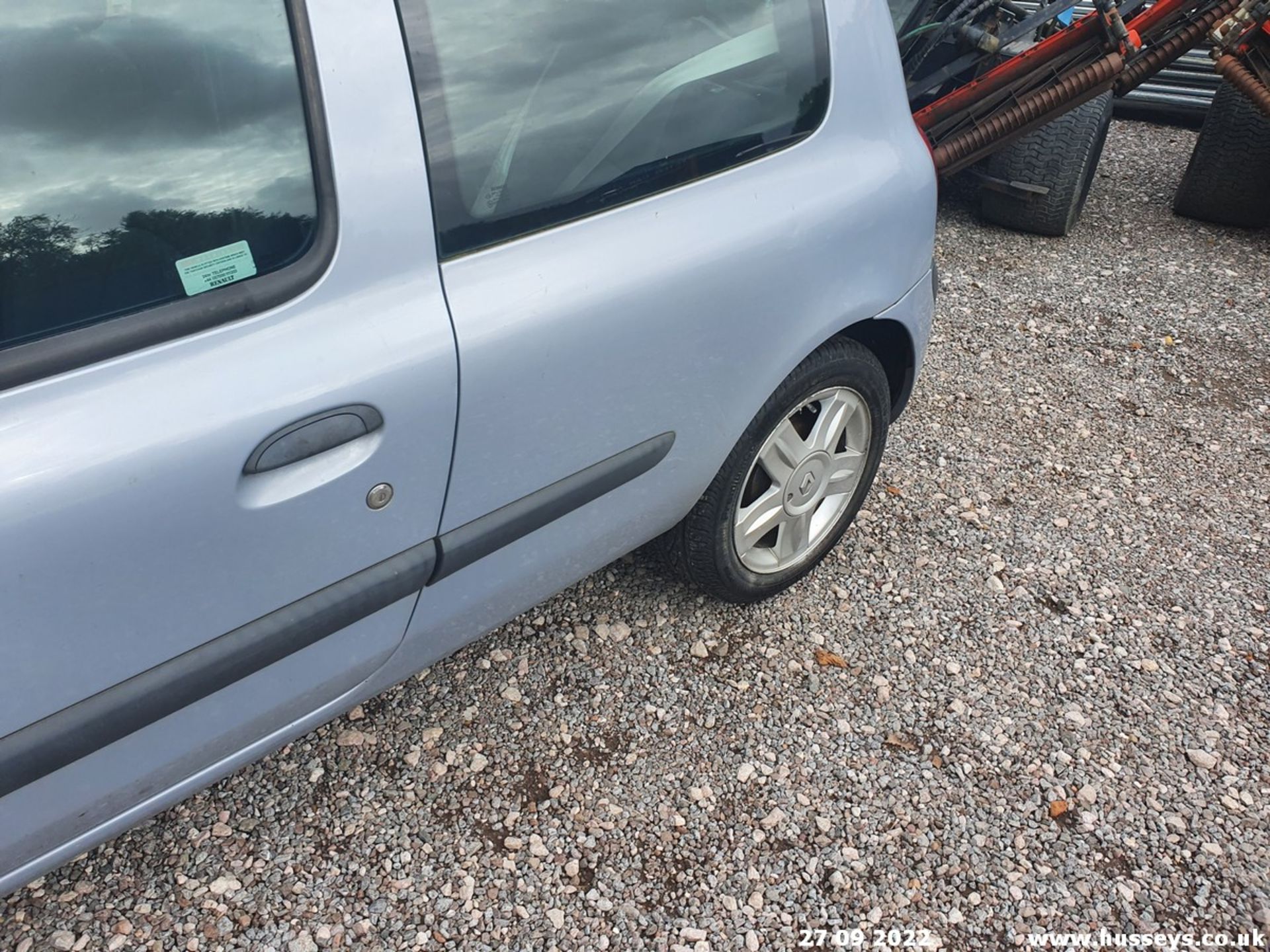 04/54 RENAULT CLIO DYNAMIQUE 16V - 1149cc 3dr Hatchback (Silver) - Image 14 of 26