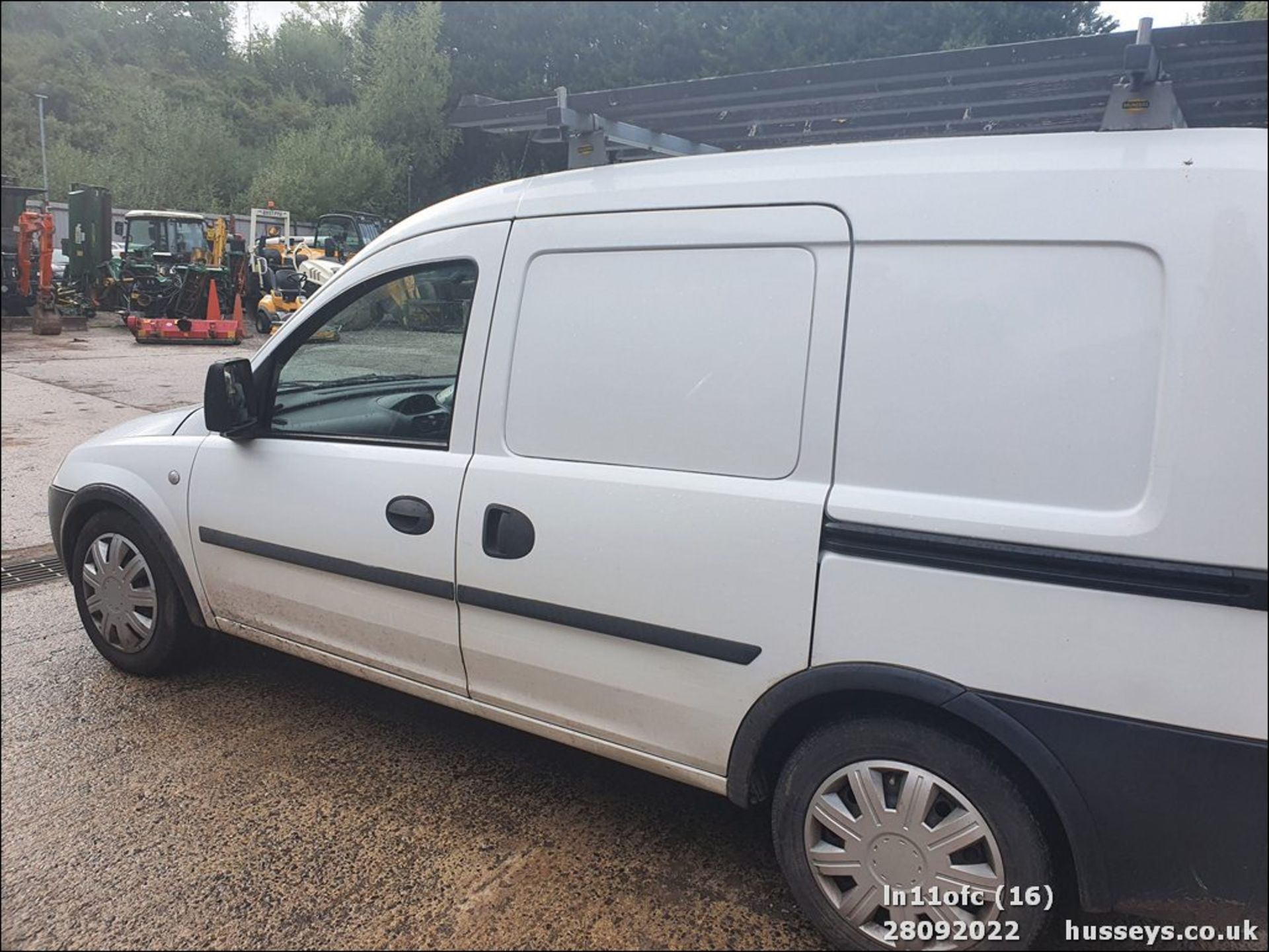 11/11 VAUXHALL COMBO 1700 CDTI 16V - 1686cc 5dr Van (White, 188k) - Image 16 of 34